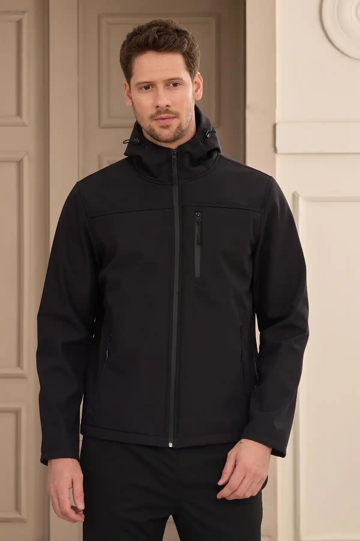 Erkek Montlarında Su ve Rüzgar Geçirmez Özelliklerin Önemi ve Trendleri 2023