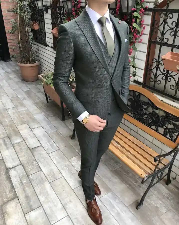 Erkek Takım Elbise Kombinasyonları Rehberi: Şıklık ve Zarafetin Anahtarları