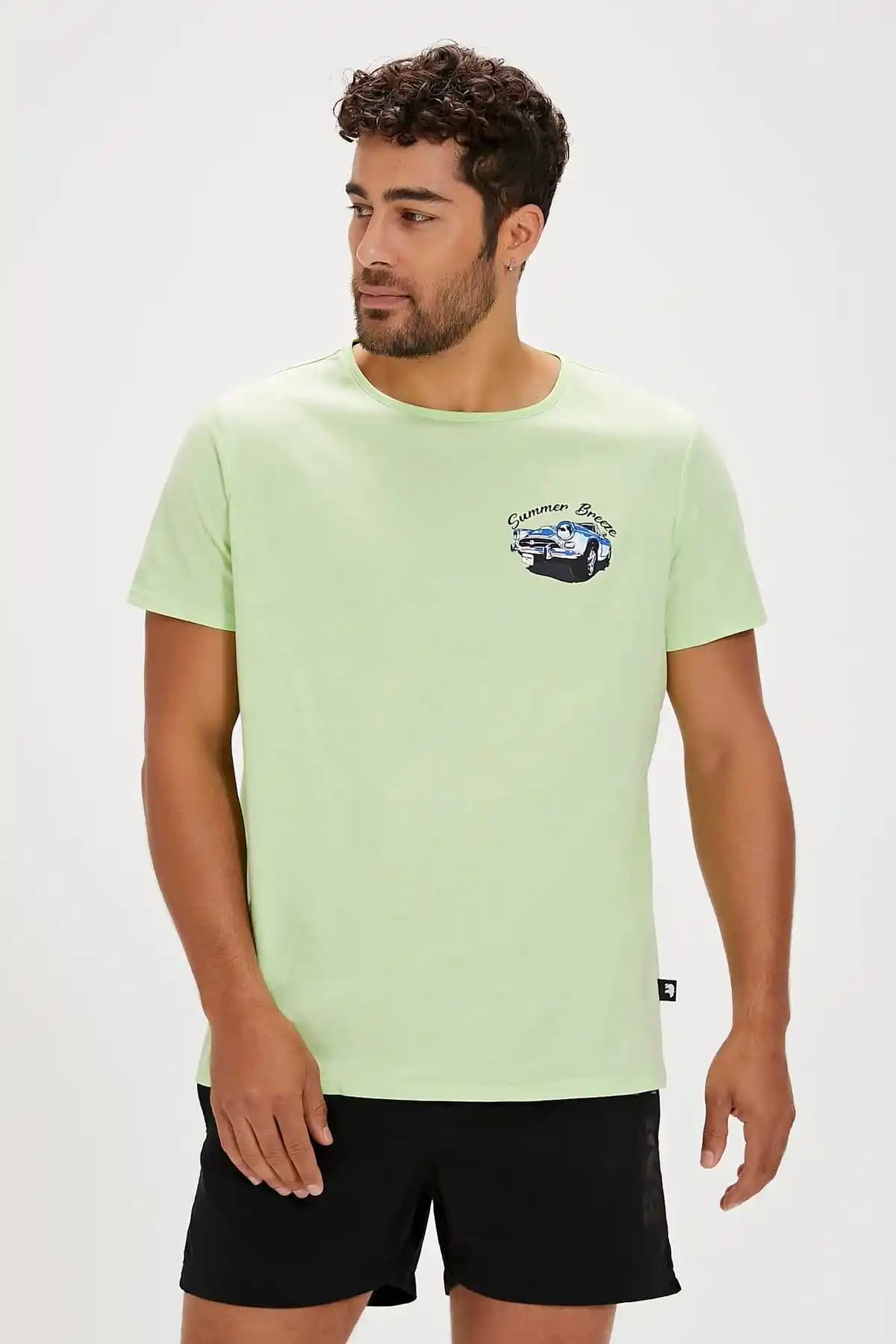 Erkek Tişört Koleksiyonlarıyla Moda Dünyasında Kendinizi İfade Etmenin Yolları