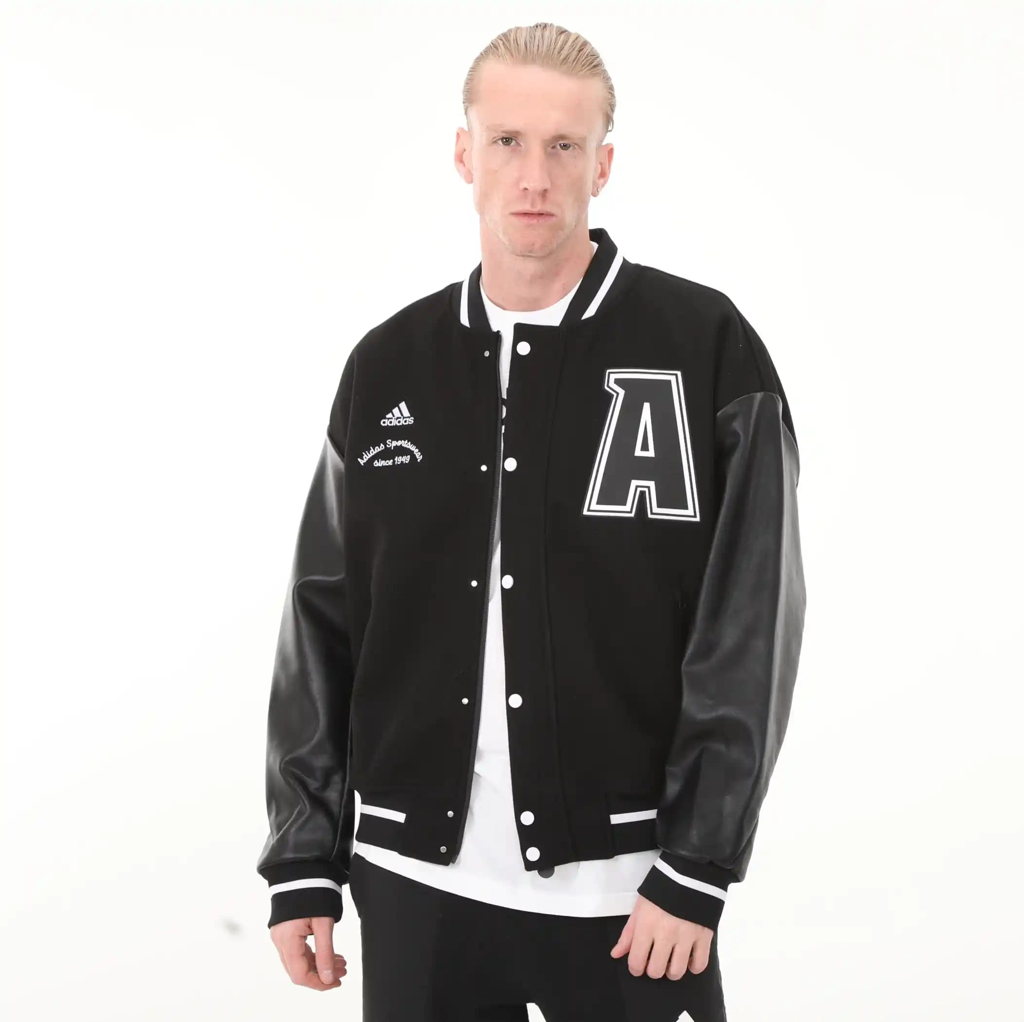 Erkekler İçin Adidas Kolej Ceketi: Şıklık ve Konforun Modern Buluşması
