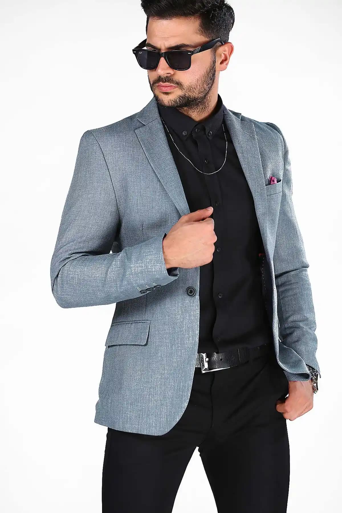 Erkekler İçin Baloda Giyilecek Kıyafetler: Şıklık ve Tarzın Anahtarı