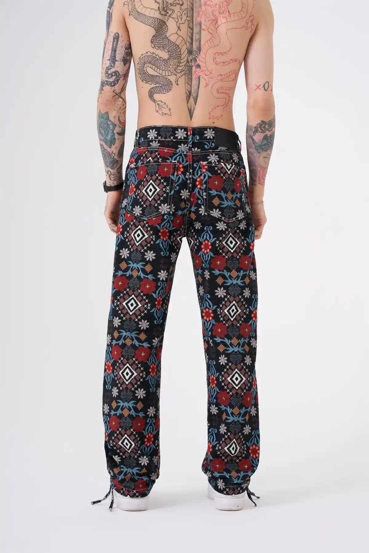 Erkekler İçin Baskılı Pantolon Modası: Trendler, Kombinasyonlar ve Stil İpuçları