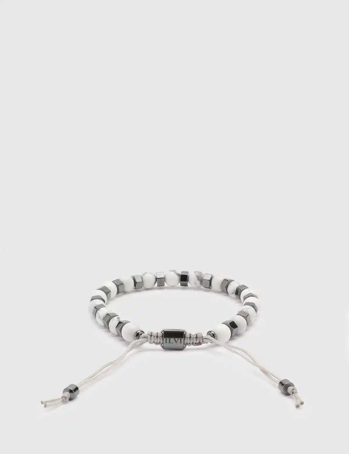 Erkekler İçin Beyaz Bileklik Seçenekleri ve Moda Trendleri Hakkında Kapsamlı Rehber