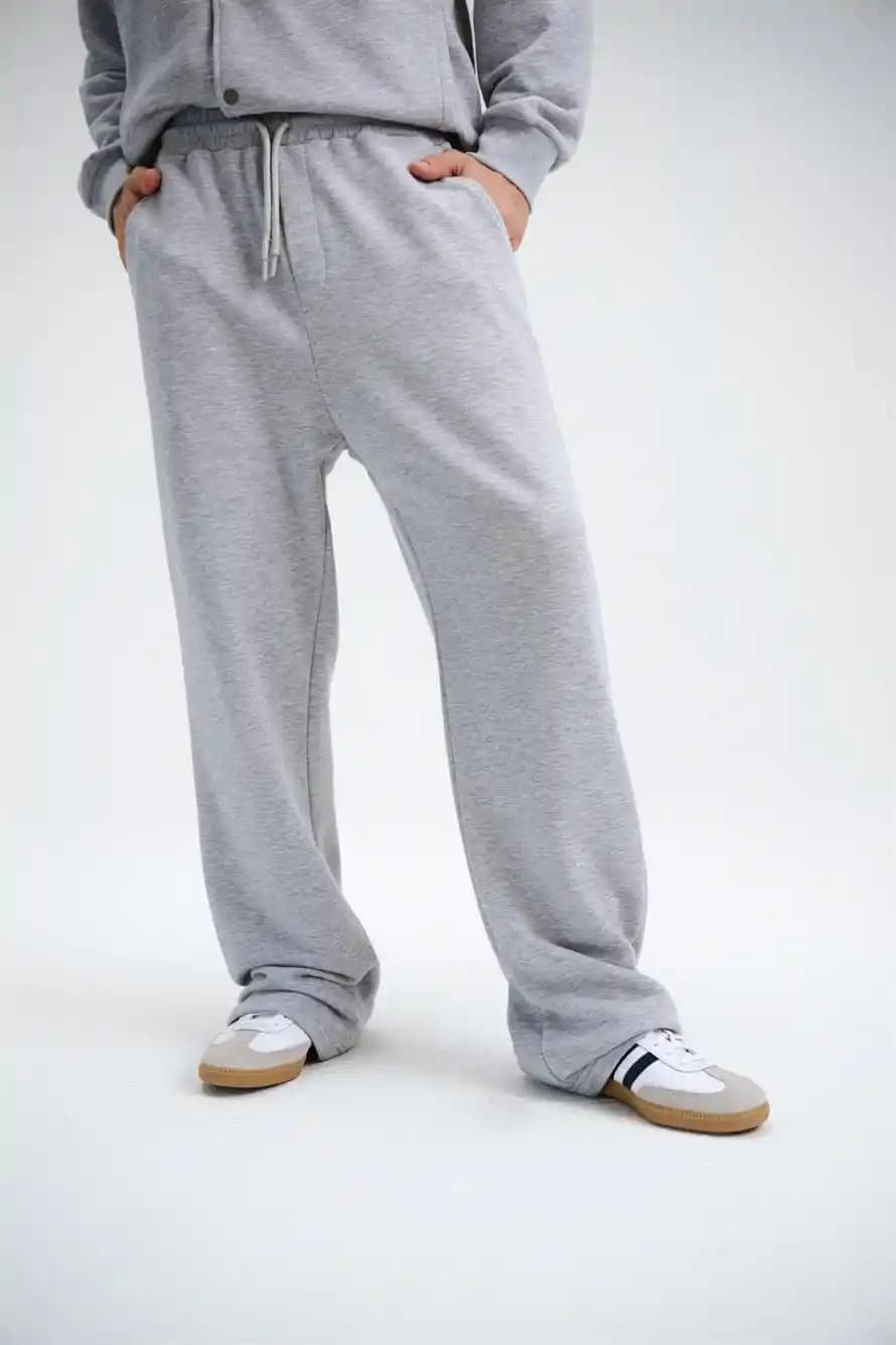 Erkekler İçin Bol Paça Eşofman Altı Modası: Konfor ve Şıklığın Buluştuğu Nokta