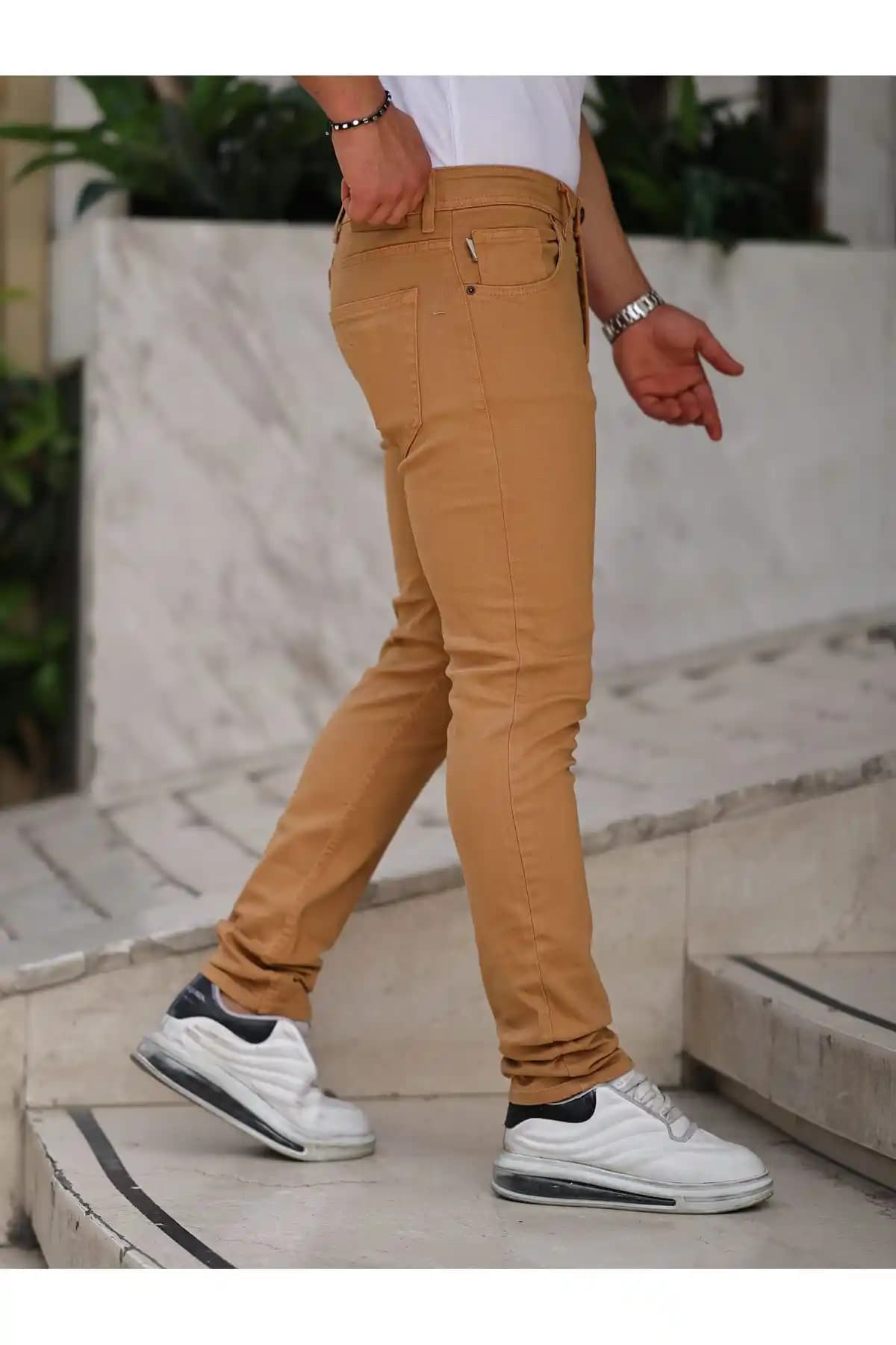 Erkekler İçin Camel Pantolon Kombinasyonları ve Moda Trendleri Rehberi