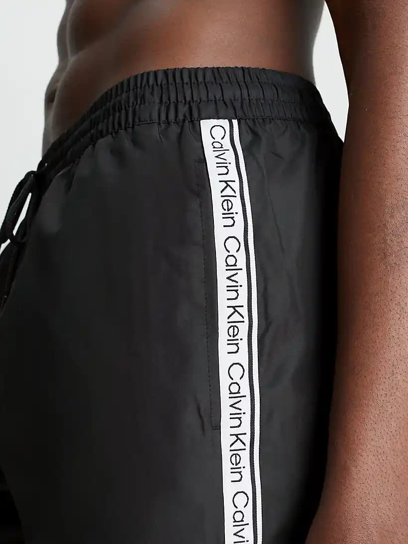 Erkekler İçin Deniz Şortu Modası: Trendler, Seçim ve Stil İpuçları