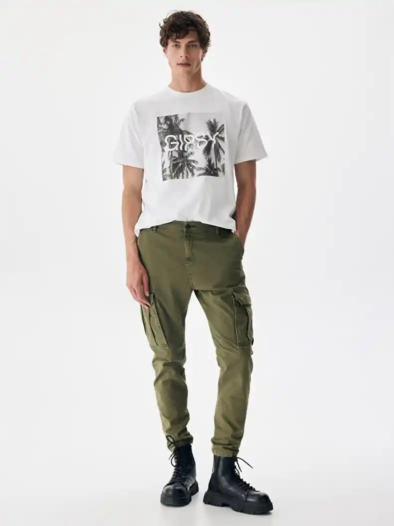 Erkekler İçin Düz Paça Kargo Pantolonlar: Güncel Moda ve Stil Rehberi