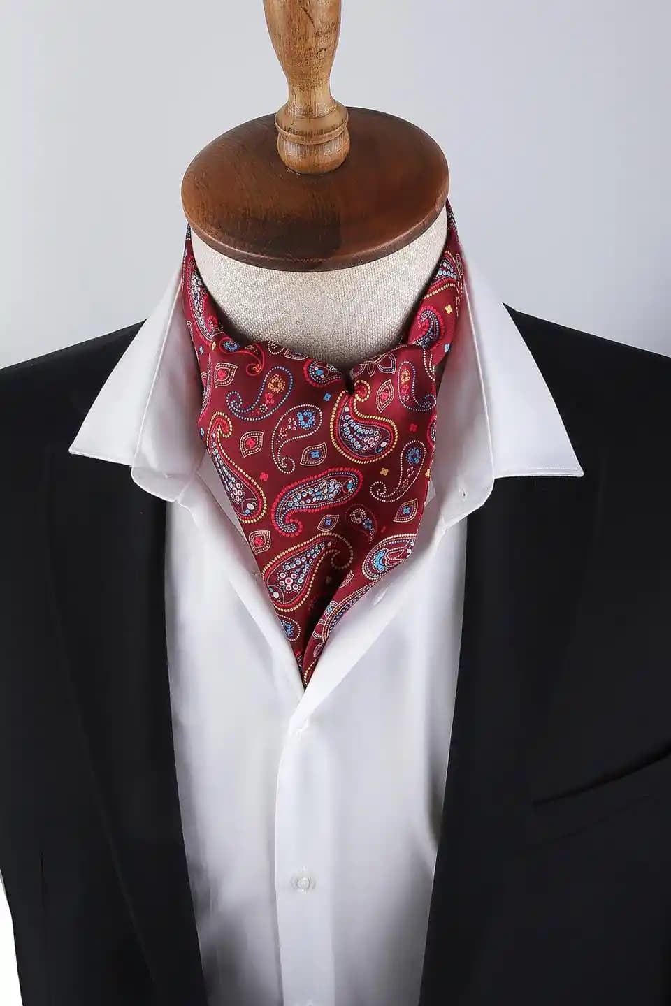 Erkekler İçin Fular Modelleri ve Kombinasyon Önerileri Modern ve Zamansız Şıklık İçin