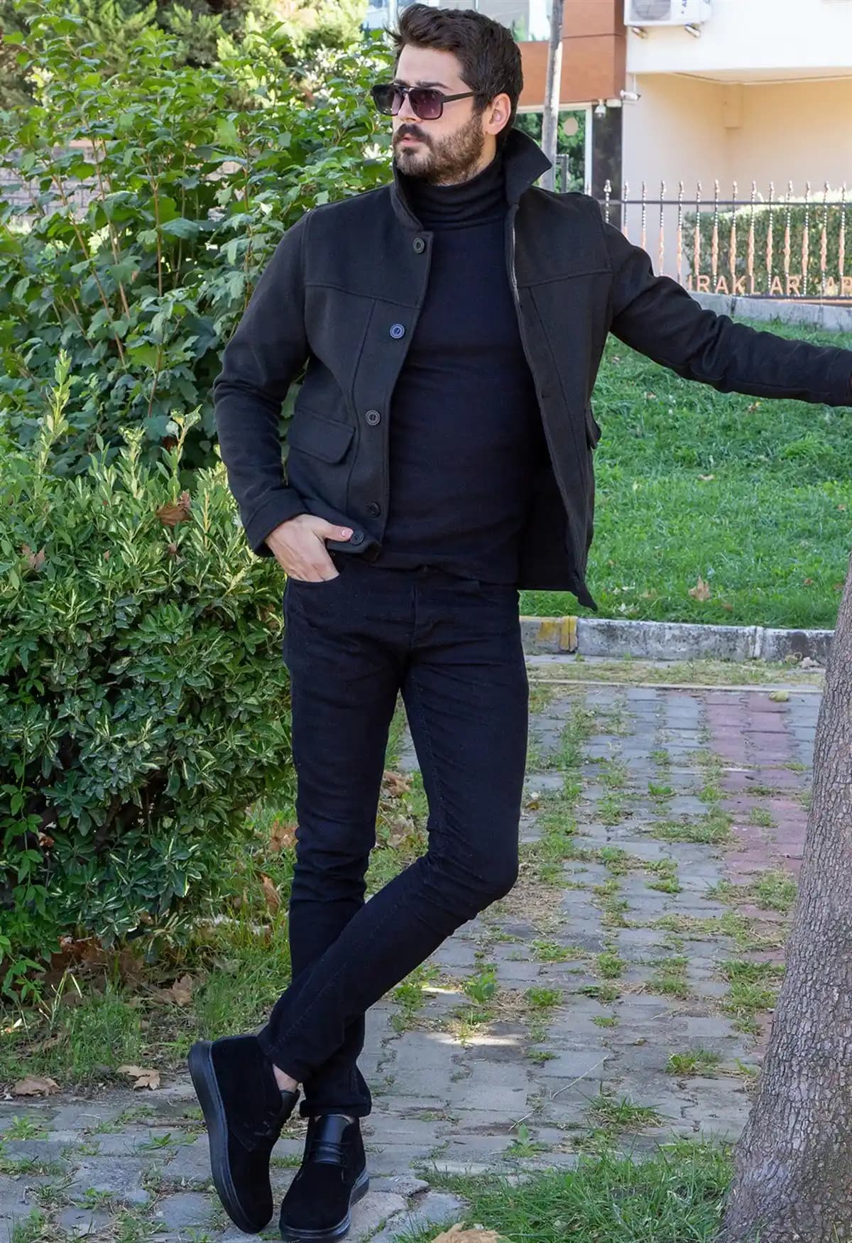 Erkekler İçin Full Siyah Kombinasyonlar: Güçlü ve Şık Bir Stil Yaratma Rehberi