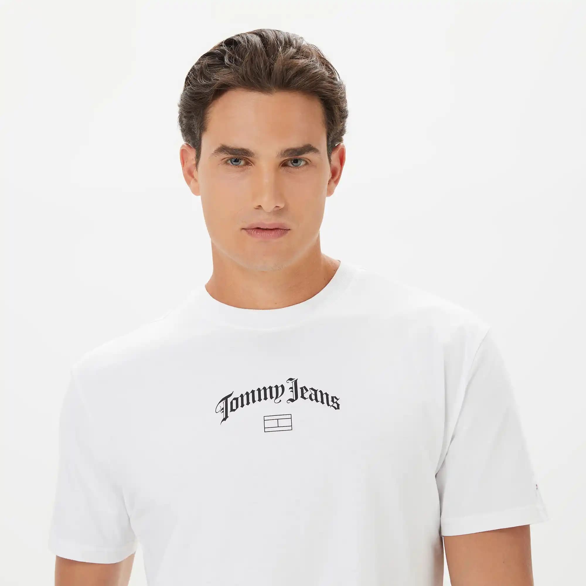 Erkekler İçin Grunge Giyim Tarzı: Özellikleri, Kombinleri ve Güncel Yansımaları