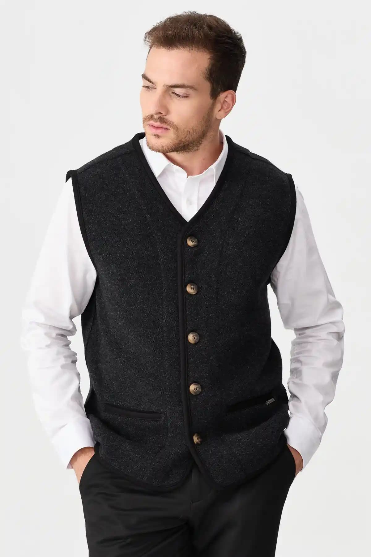 Erkekler İçin Keçe Yelekler: Geleneksel ve Modern Tasarımlarla Moda Dünyasında Kendine Yer Açıyor