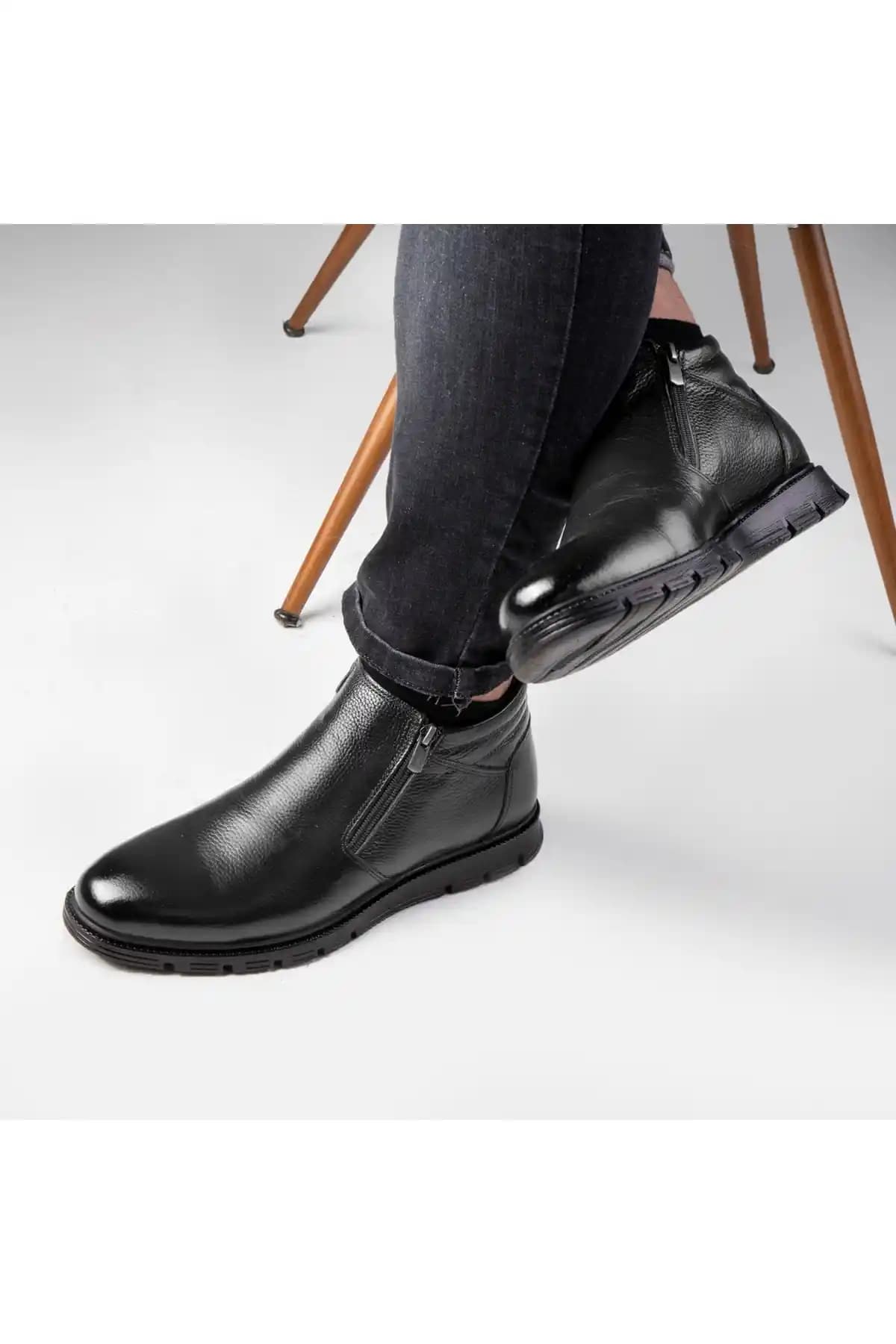 Erkekler İçin Kürklü Bot Modası: Şıklık ve Konforu Bir Arada Sunan Trendler