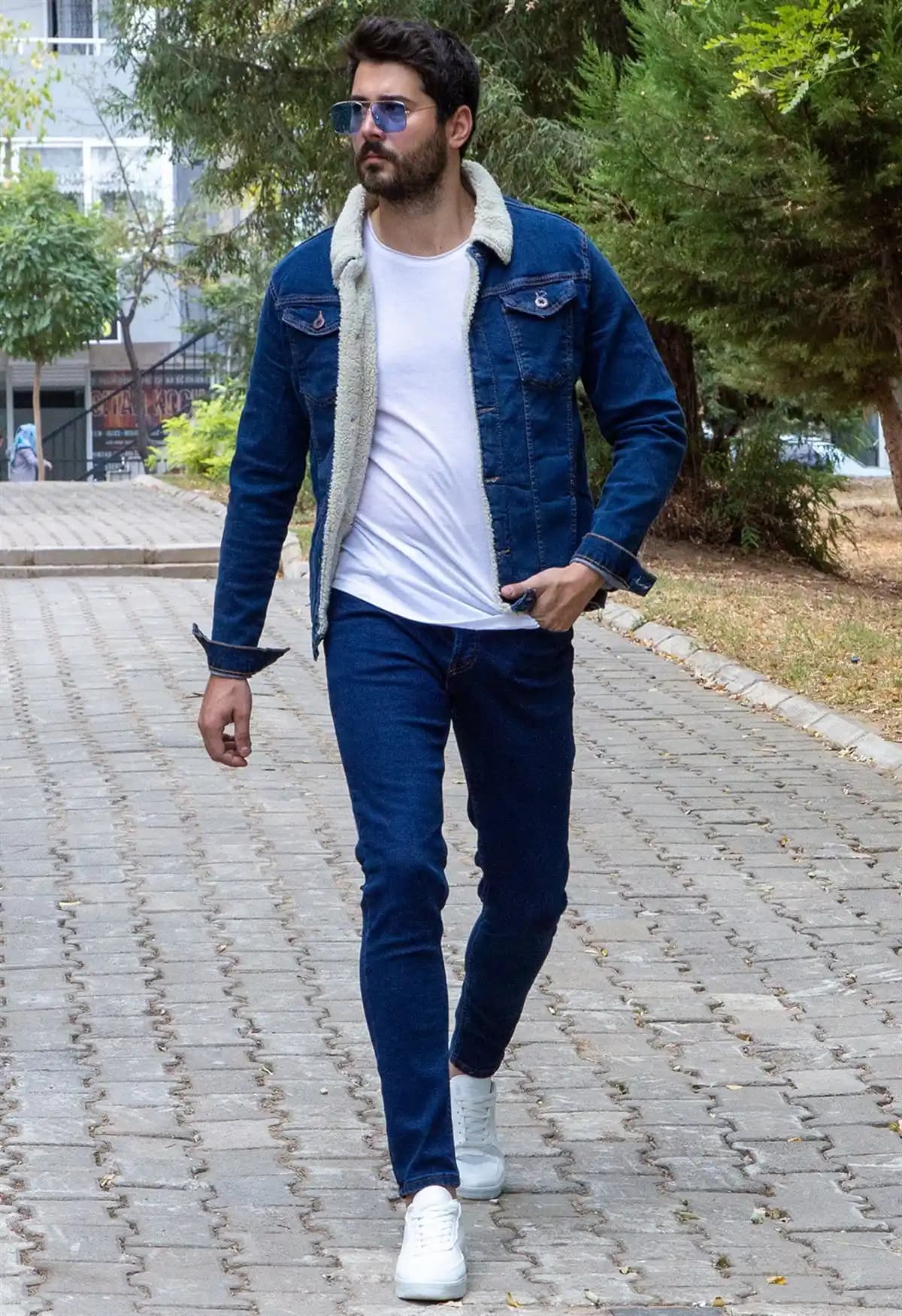 Erkekler İçin Mavi Kot Pantolon Kombinleri: Günlük ve Resmi Stil İpuçları