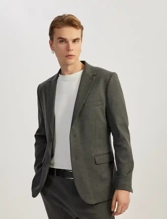 Erkekler İçin Mezuniyet Kıyafetleri: Stil ve Uygun Seçenekler Rehberi