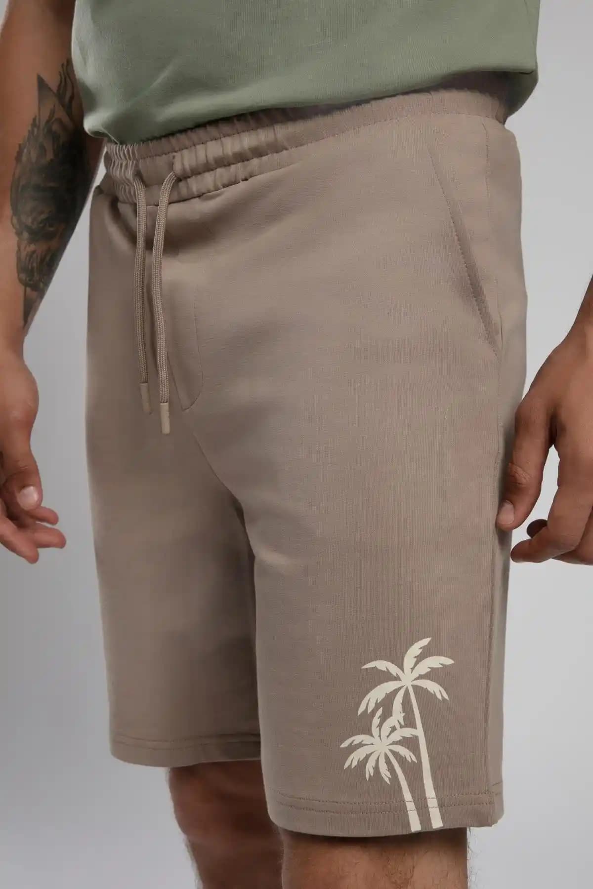 Erkekler İçin Pamuk Şort Seçimi ve Moda Trendleri Hakkında Kapsamlı Rehber