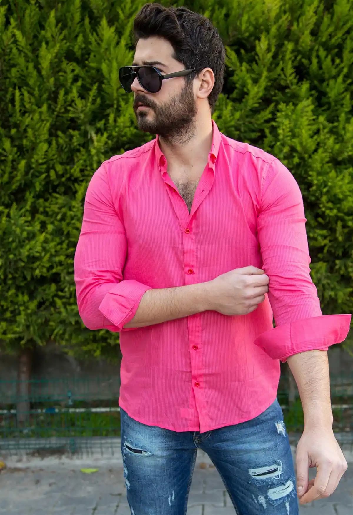 Erkekler İçin Pembe Gömlek Kombinasyonları ve Moda Trendleri Rehberi