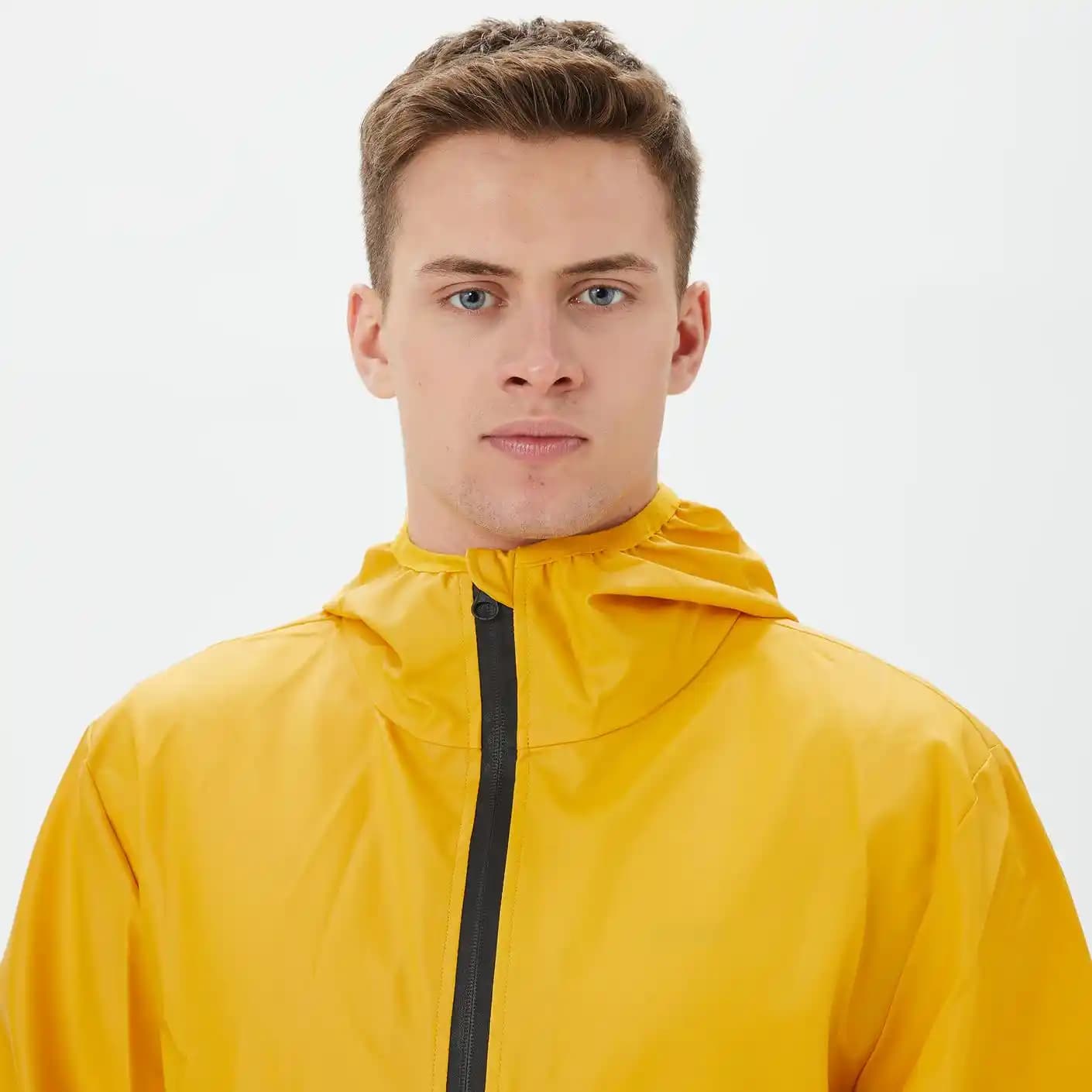 Erkekler İçin Sarı Yağmurluk Seçenekleri ve Moda Trendleri Hakkında Kapsamlı Rehber