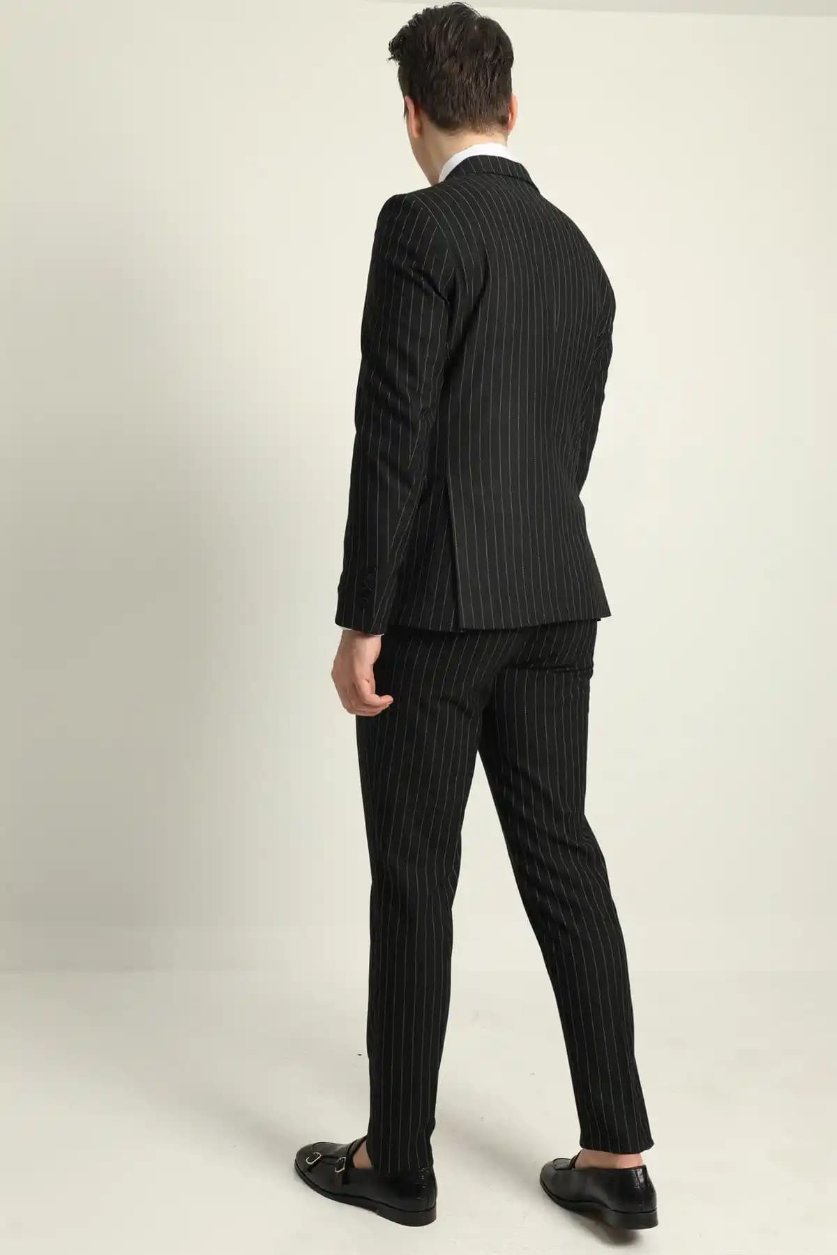 Erkekler İçin Siyah Çizgili Takım Elbise: Şıklık ve Zarafetin Modern Yansıması