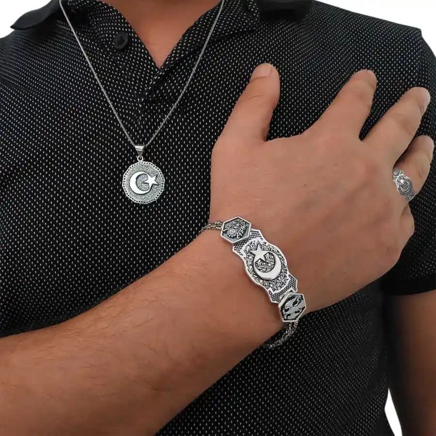 Erkekler İçin Takı Modası ve Stil İpuçları: Kolyeler ve Bilekliklerle Kendinizi İfade Edin