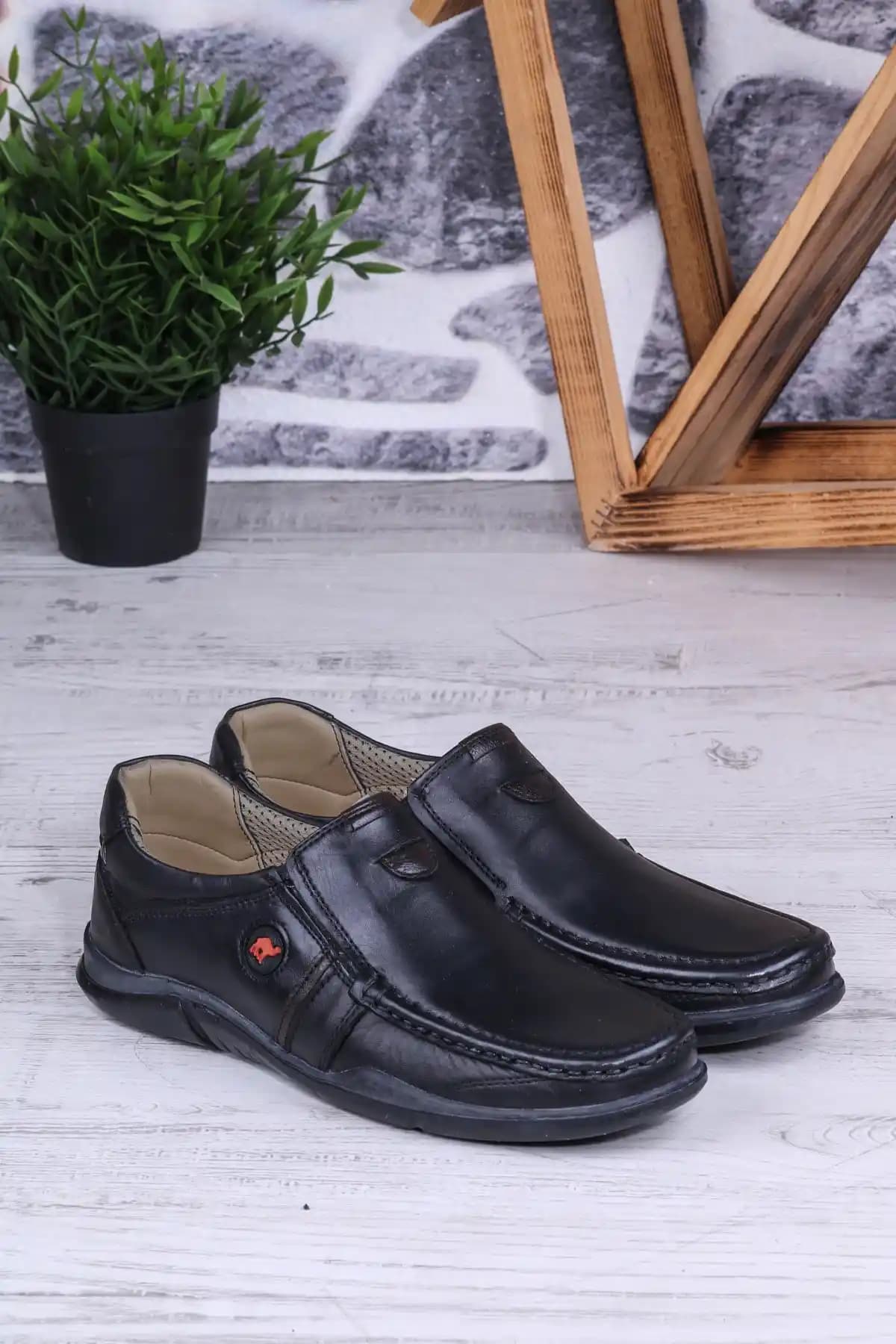 Erkekler İçin Yazlık Deri Ayakkabıları: Modanın ve Konforun Buluştuğu Rehber (75-90 karakter)