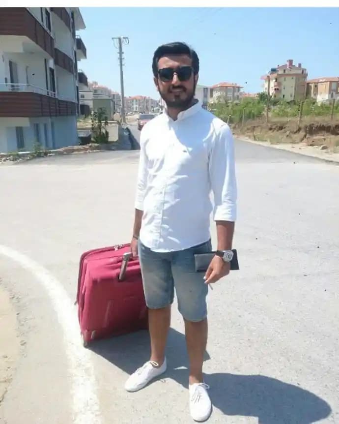 Esmer Erkekler İçin Moda Rehberi: Renkler, Kombinasyonlar ve Stil İpuçları