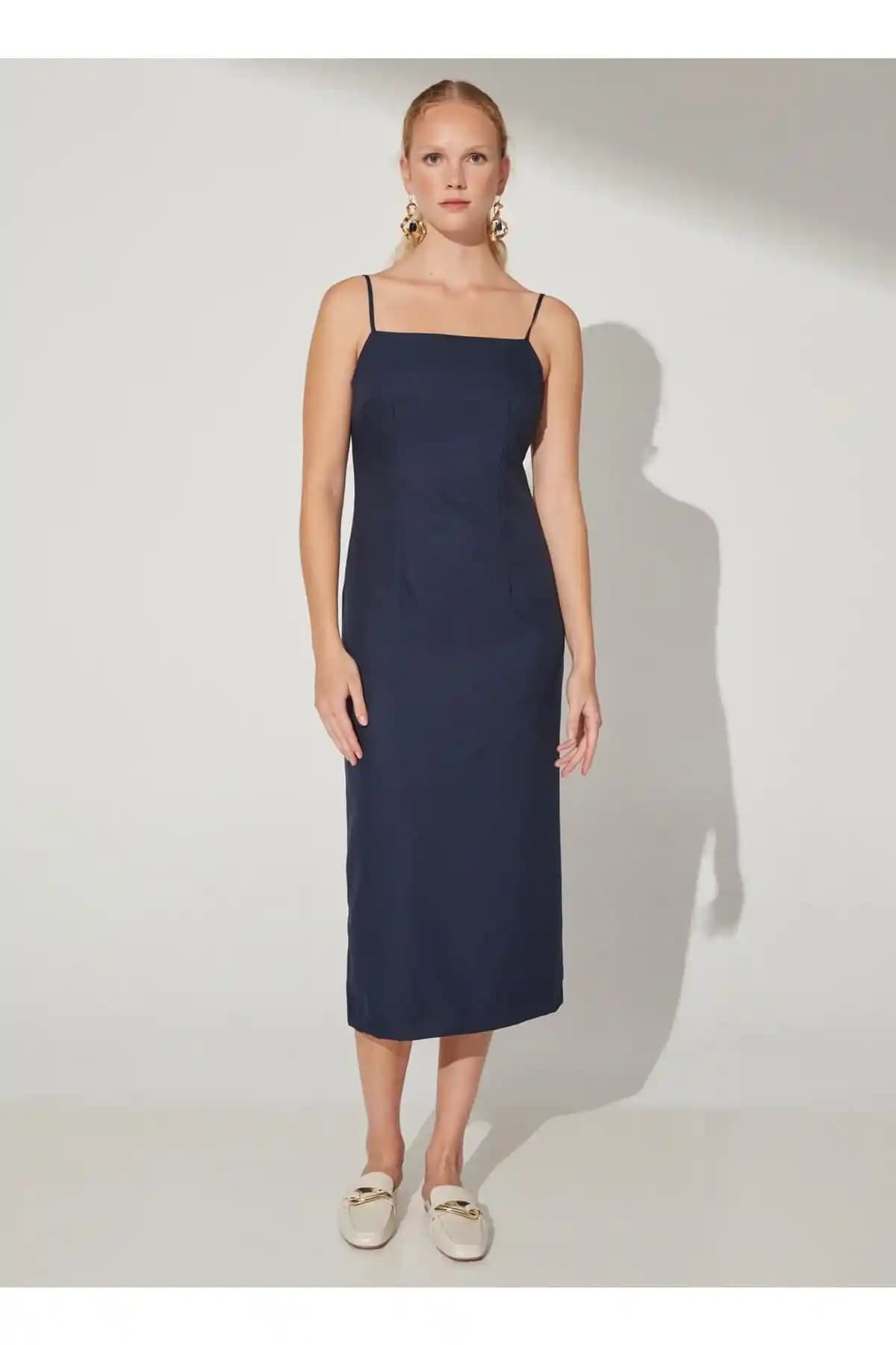 Fabrika Kadın Elbise Üretimi ve Moda Endüstrisindeki Yeri Hakkında Detaylı Bilgi