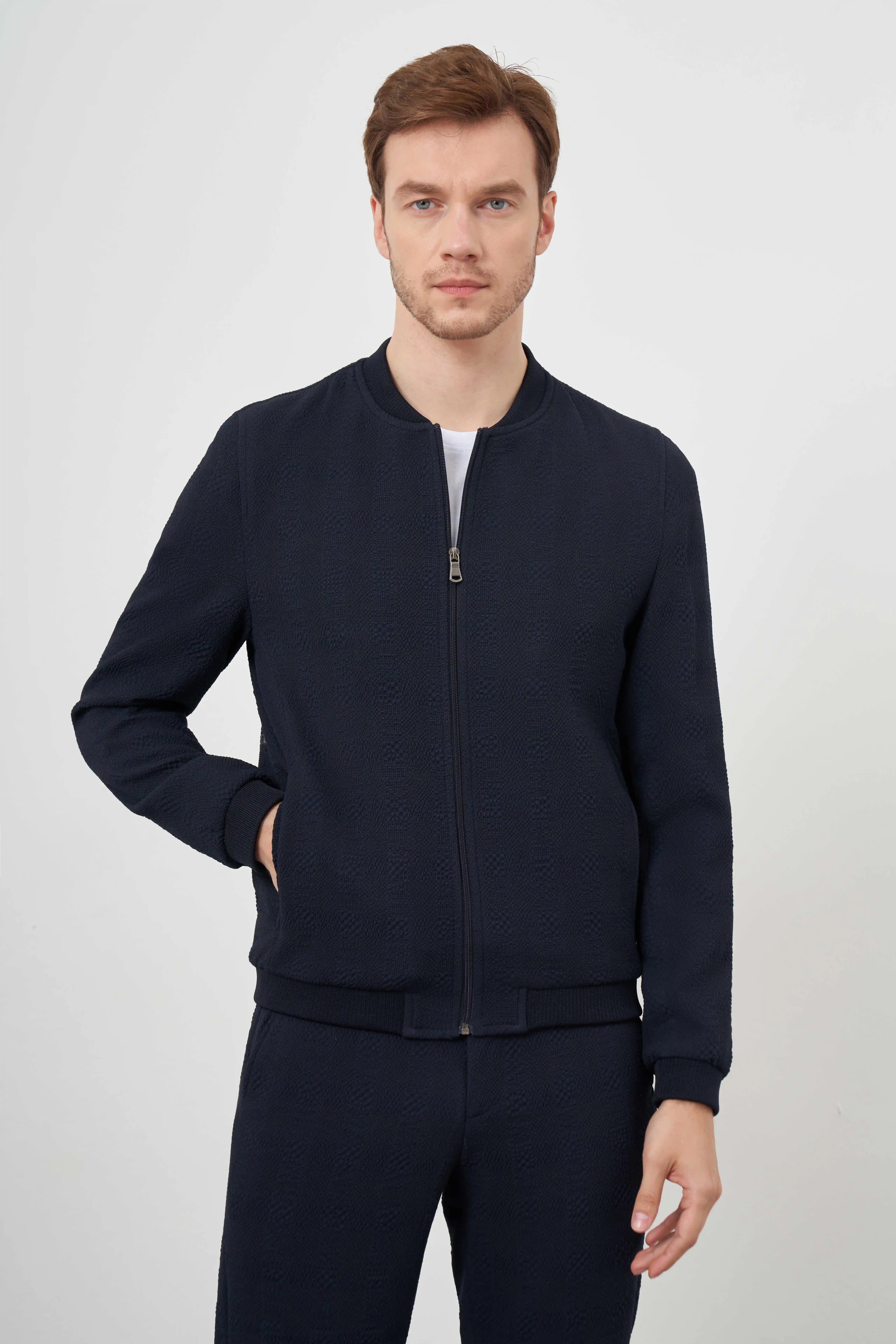 Fermuarlı Montlar: Kışın Şıklığını ve Fonksiyonelliğini Bir Arada Sunan Modeller