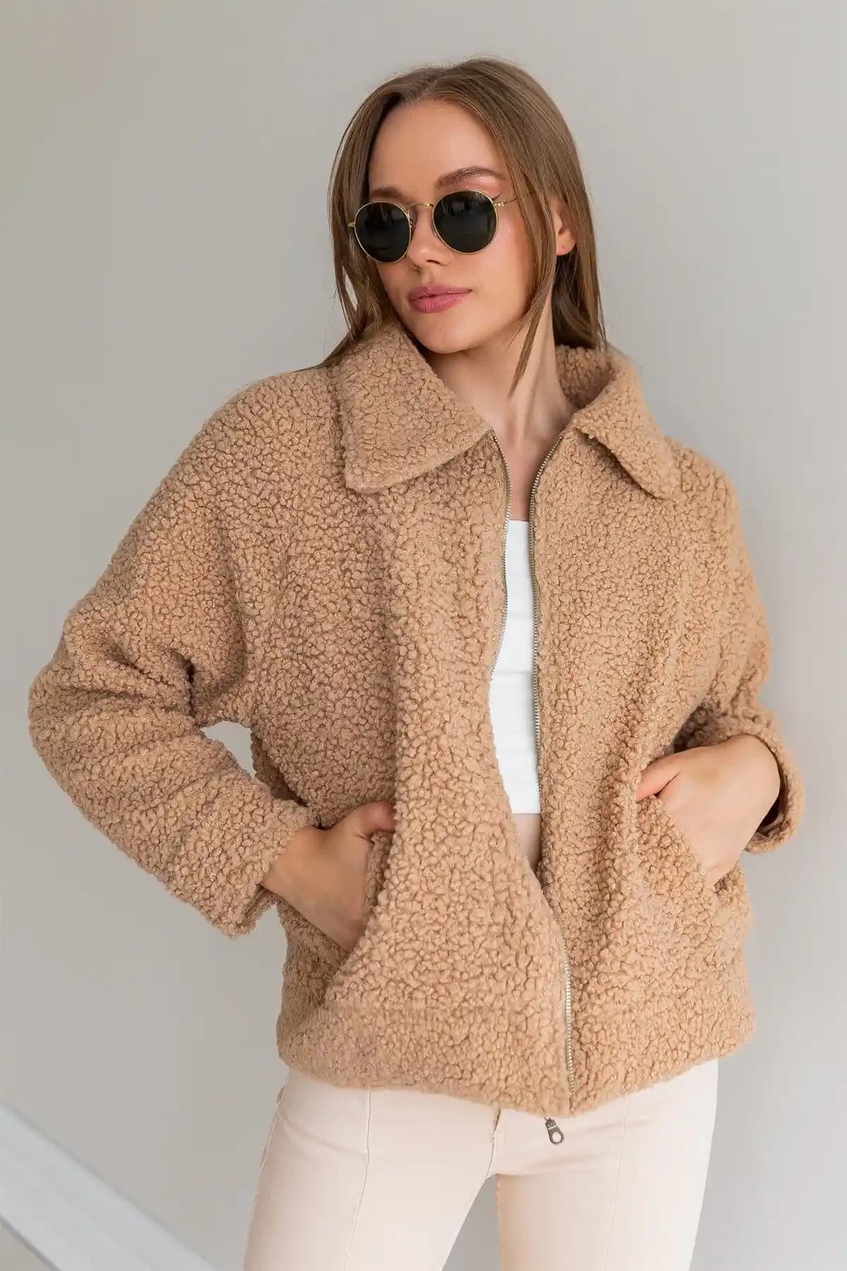 Fermuarlı Peluş Montlar: Kış Modasında Sıcak ve Şık Trendler ve Stil Önerileri