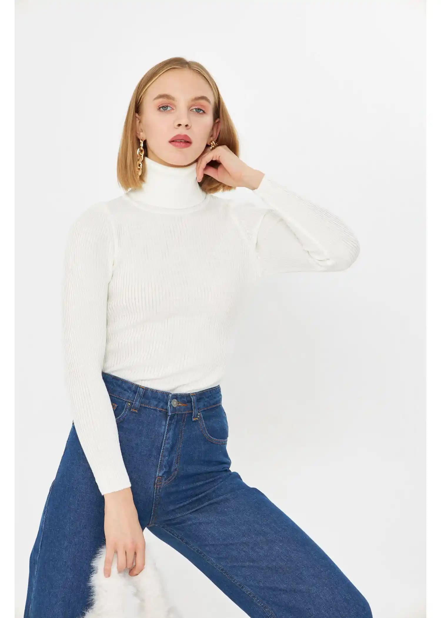 Fitilli Boğazlı Kazaklar: Kışın Şıklığını ve Fonksiyonelliği Bir Arada Sunar