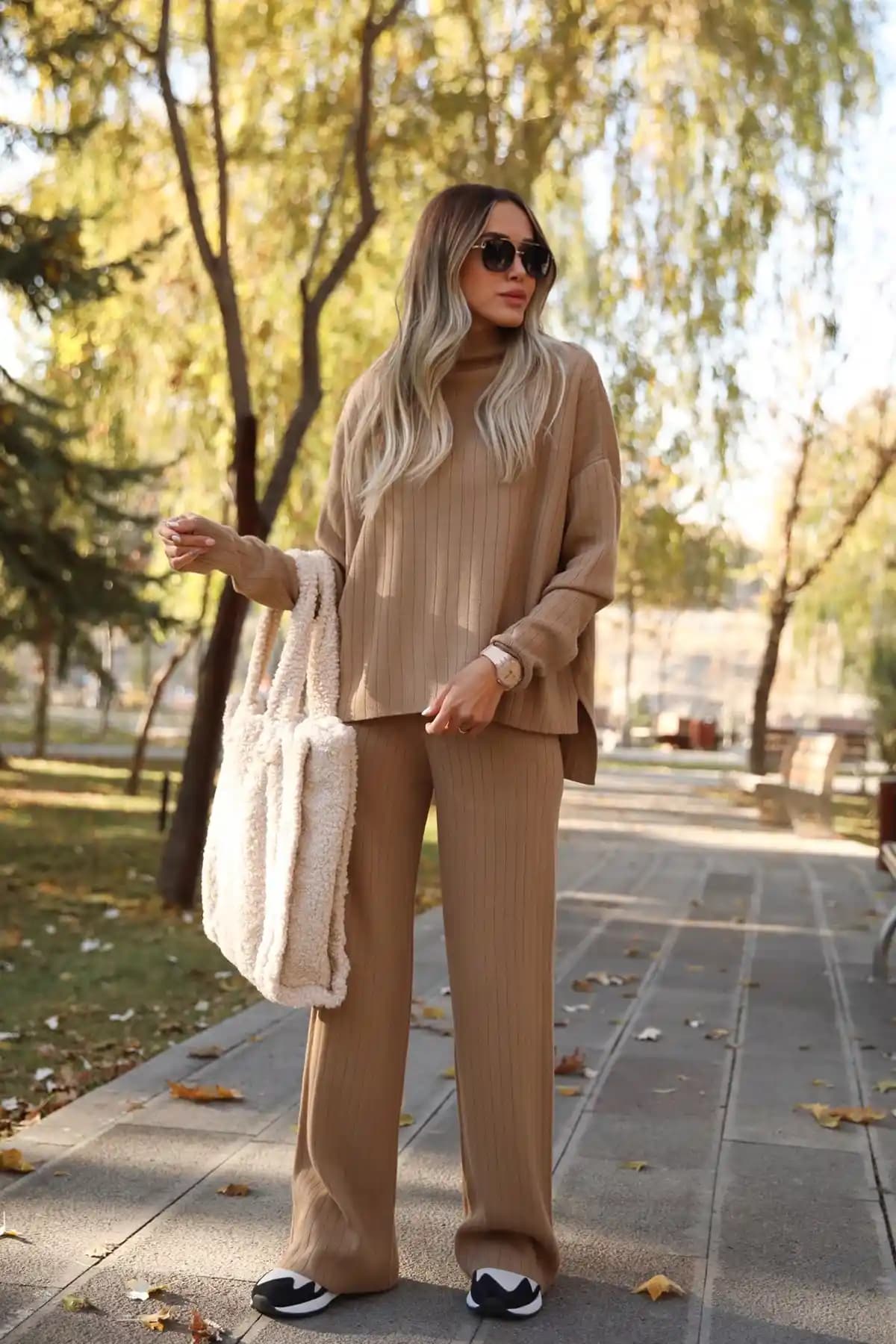 Fitilli Triko Takımlar: Günlük ve Davet Şıklığını Yansıtan Rahat Moda Seçenekleri