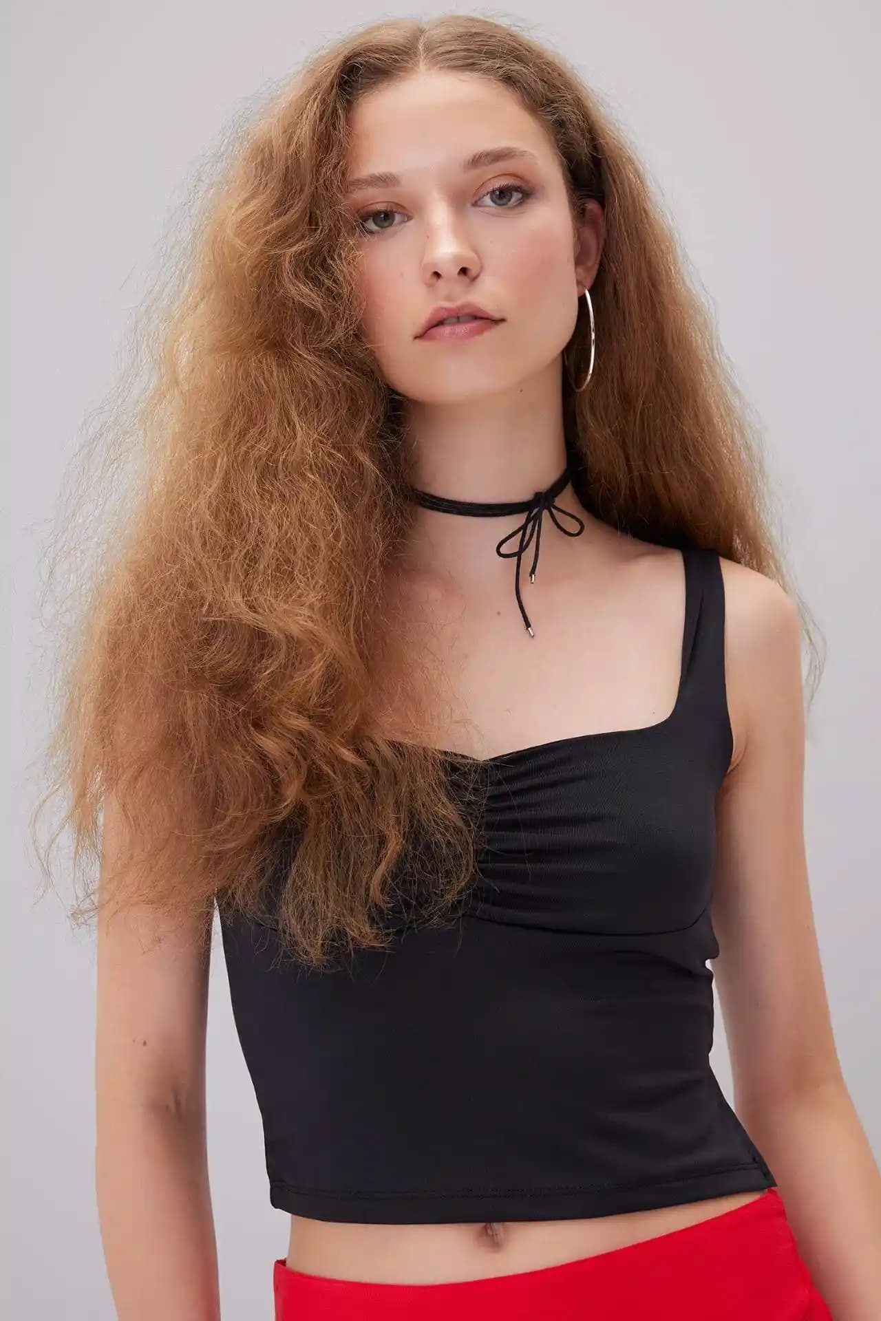 Fitted Kalıp Nedir ve Moda Dünyasında Nasıl Kullanılır