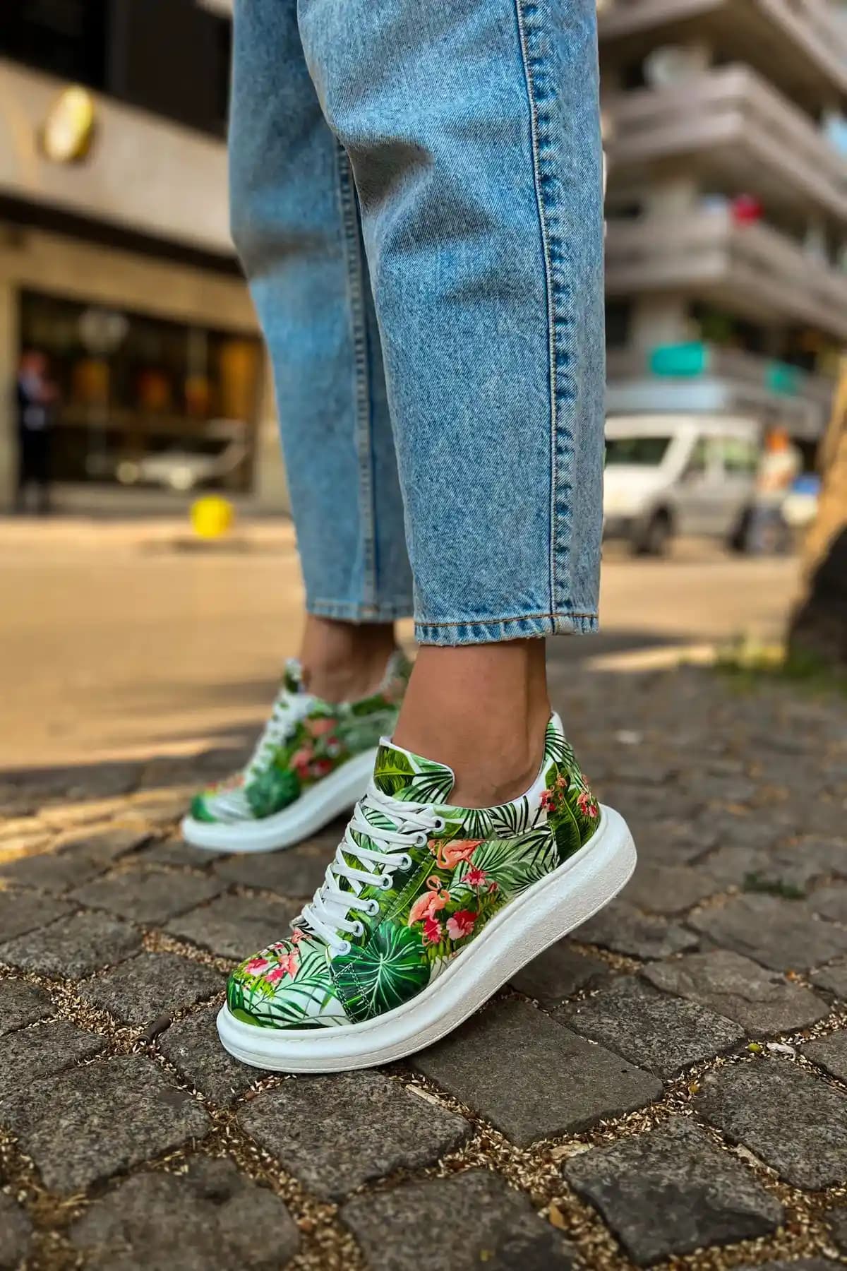 Flamingo Temalı Ayakkabılar: Canlı Renkler ve Yenilikçi Tasarımlarla Moda Dünyasında Öne Çıkma