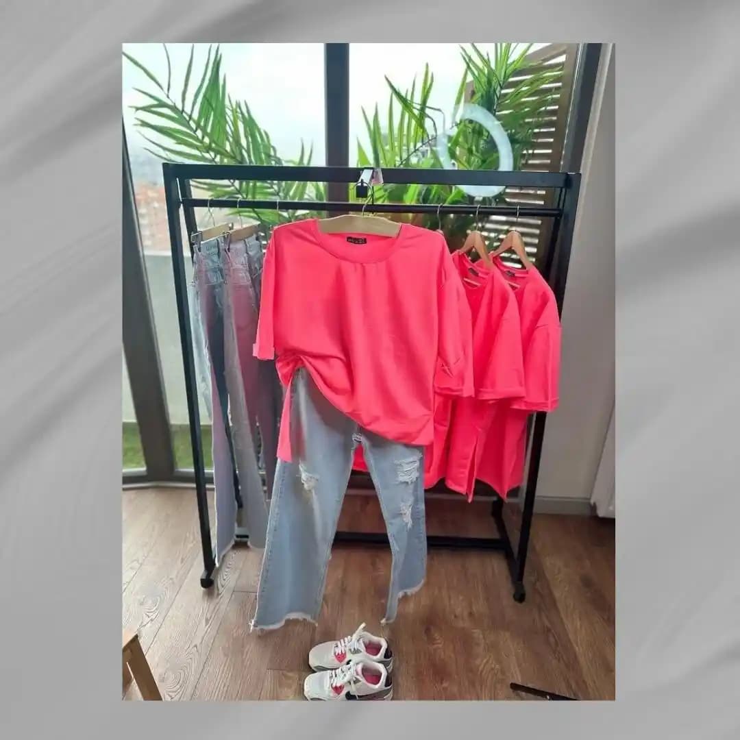 Fosforlu Tişörtler Moda Dünyasında Cesur ve Parlak Bir Trend Olarak Yükseliyor