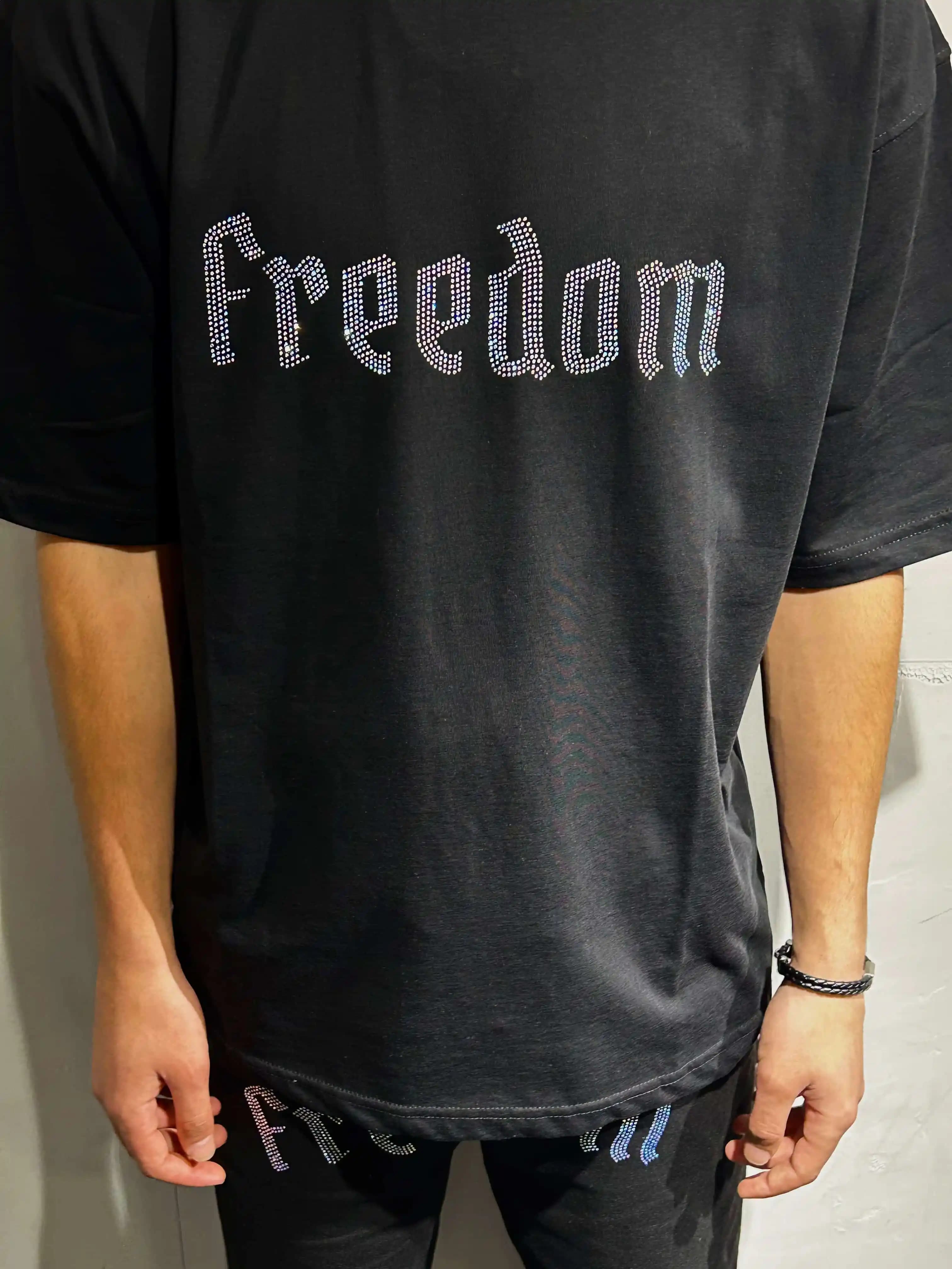 Freedom Tişörtleri: Moda ve Bireyselliği Yansıtan Rahat ve Anlamlı Tasarımlar