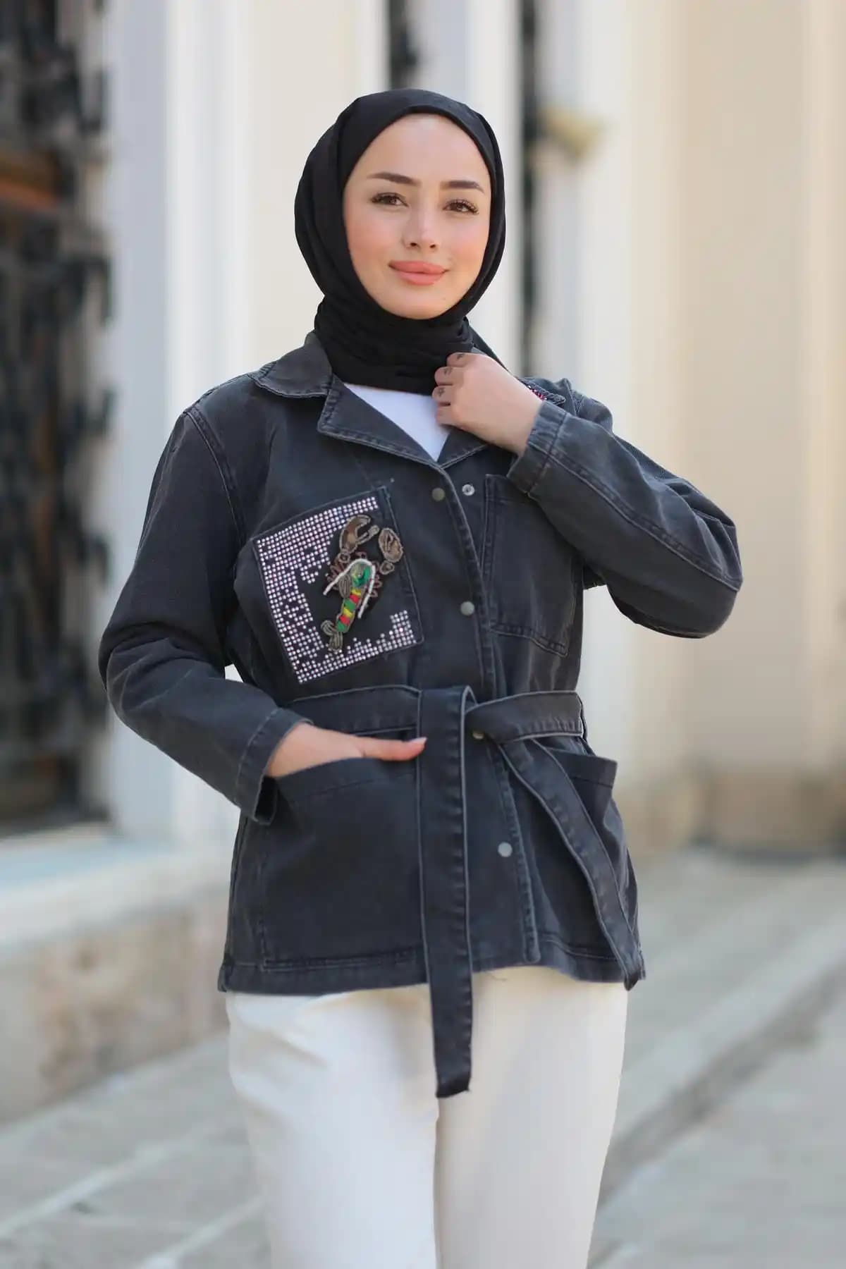 Füme Kot Ceketler: Moda Dünyasında Her Sezonda Popüler ve Çok Yönlü Kullanım İmkanı Sağlayan Parça