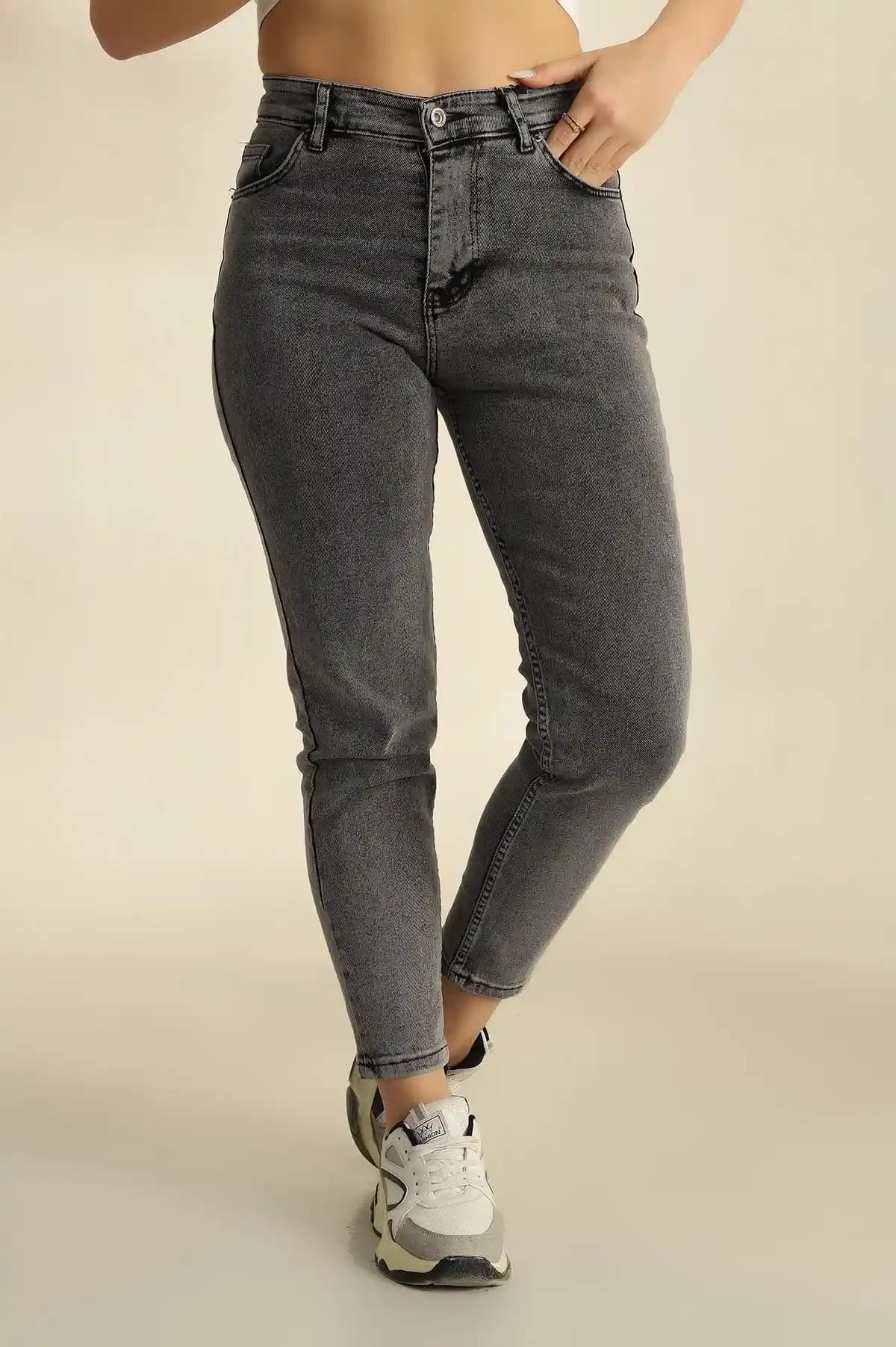 Füme Kot Pantolon Modada Çok Yönlü Kullanım ve Stil İpuçları