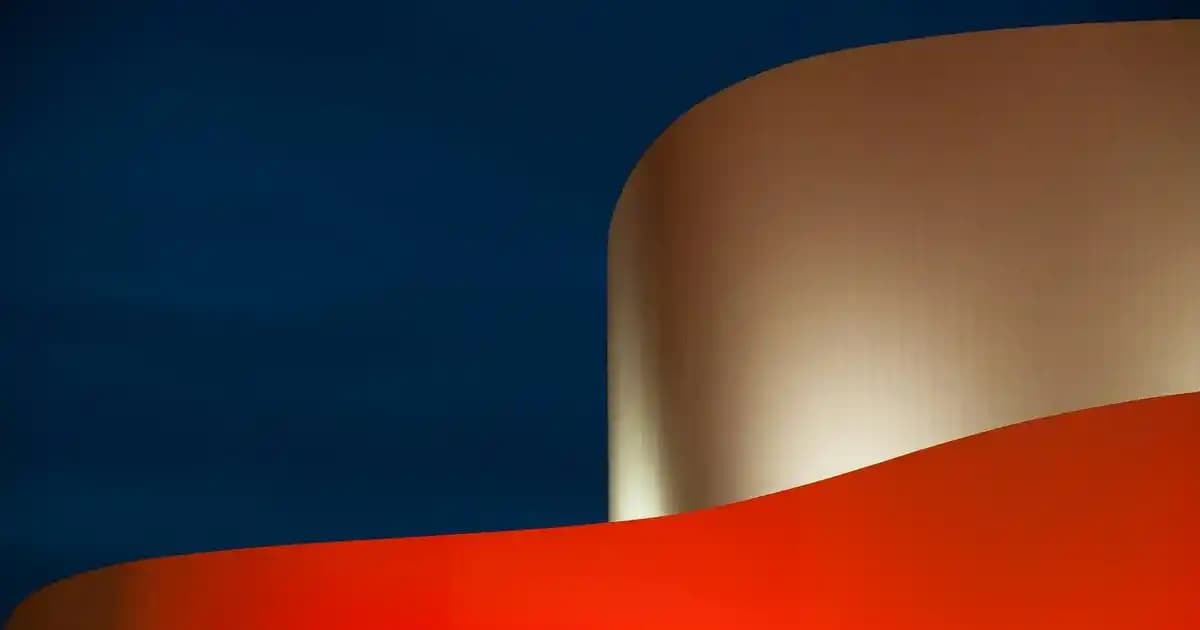 Füme Takım Elbise: Modern Şıklığın Zarif ve Çok Yönlü Kullanım Rehberi