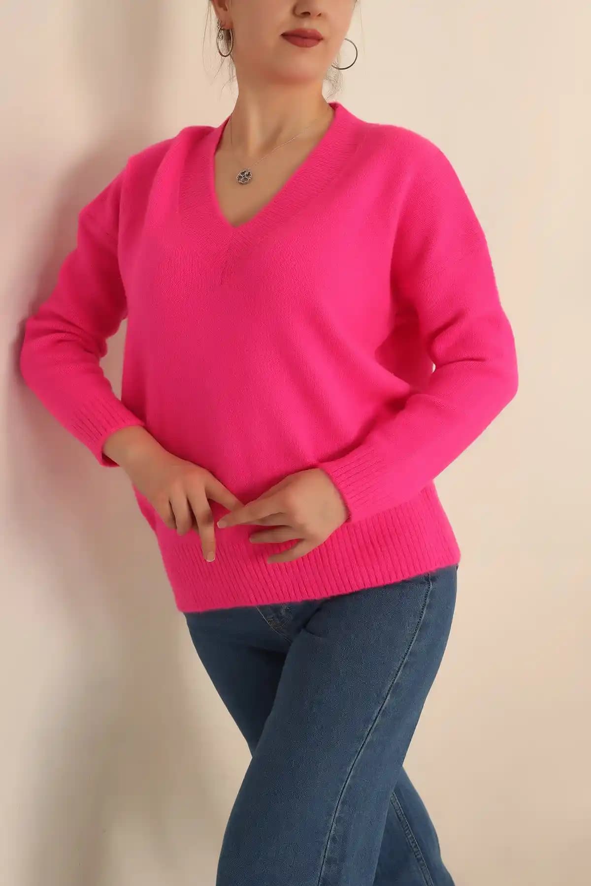 Fusya Renk ve Kazak Trendleri: Moda Dünyasında Canlı ve Şık Seçenekler