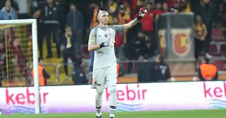 Futbol ve Moda Dünyasında Kramponların Yeri: Muslera Örneğiyle Derinlemesine Bir Analiz