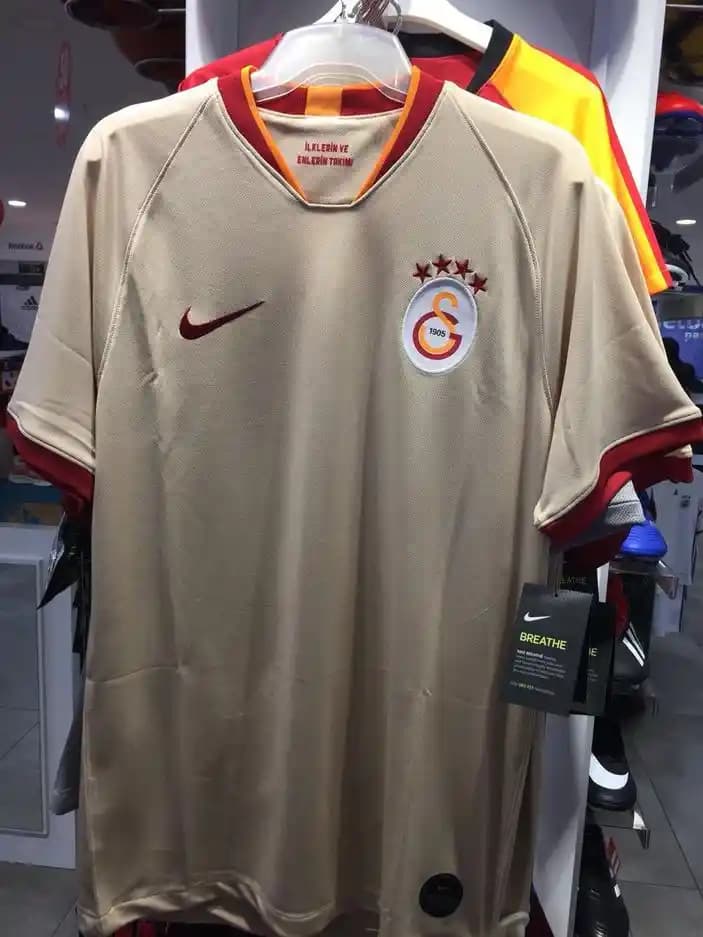 Galatasaray Deplasman Formaları: Tarihsel Gelişim ve Moda Dünyasındaki Yeri