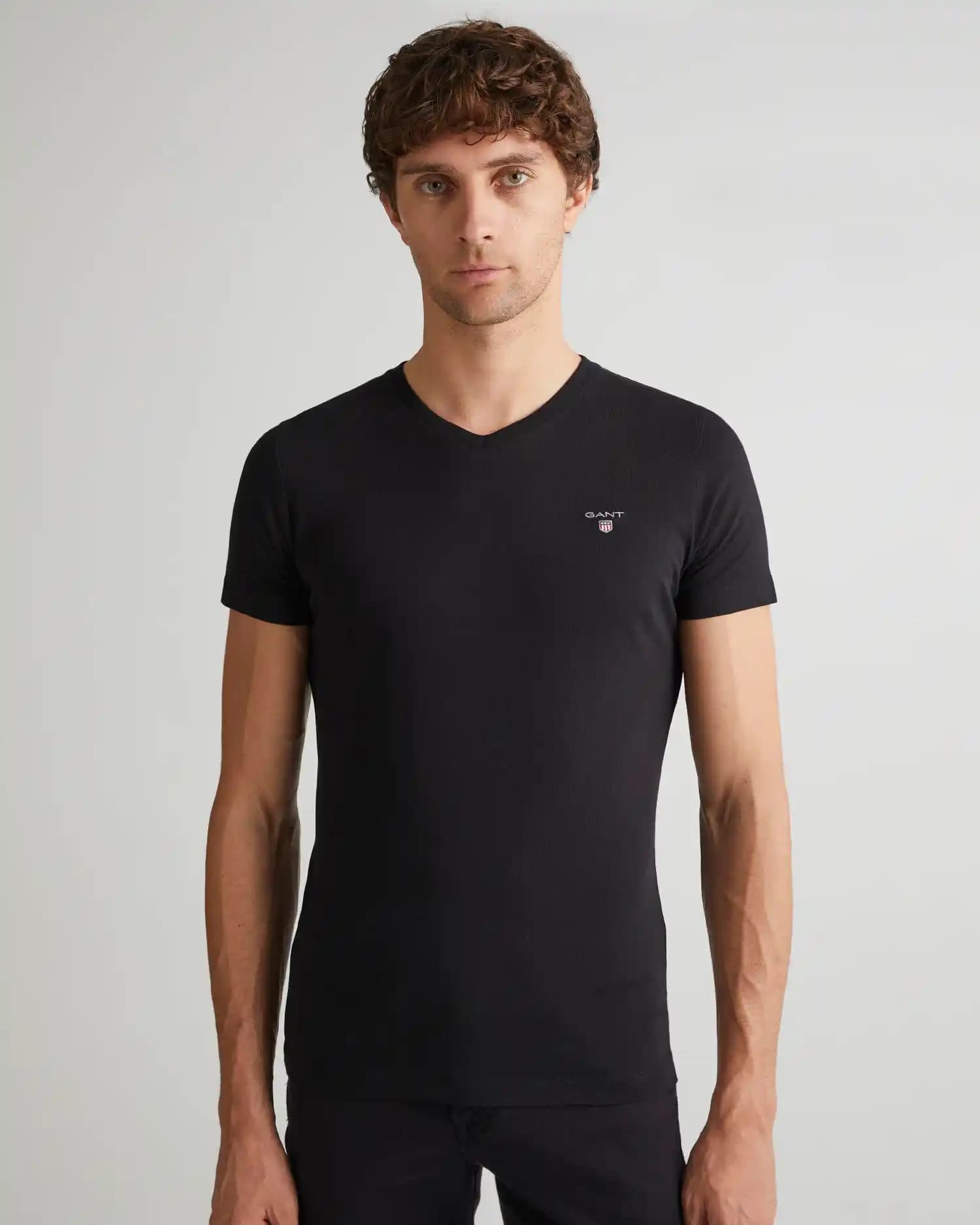 Gant Siyah Tişört: Zamansız Şıklık ve Çok Yönlü Kullanım İmkanı Sunan Temel Parça