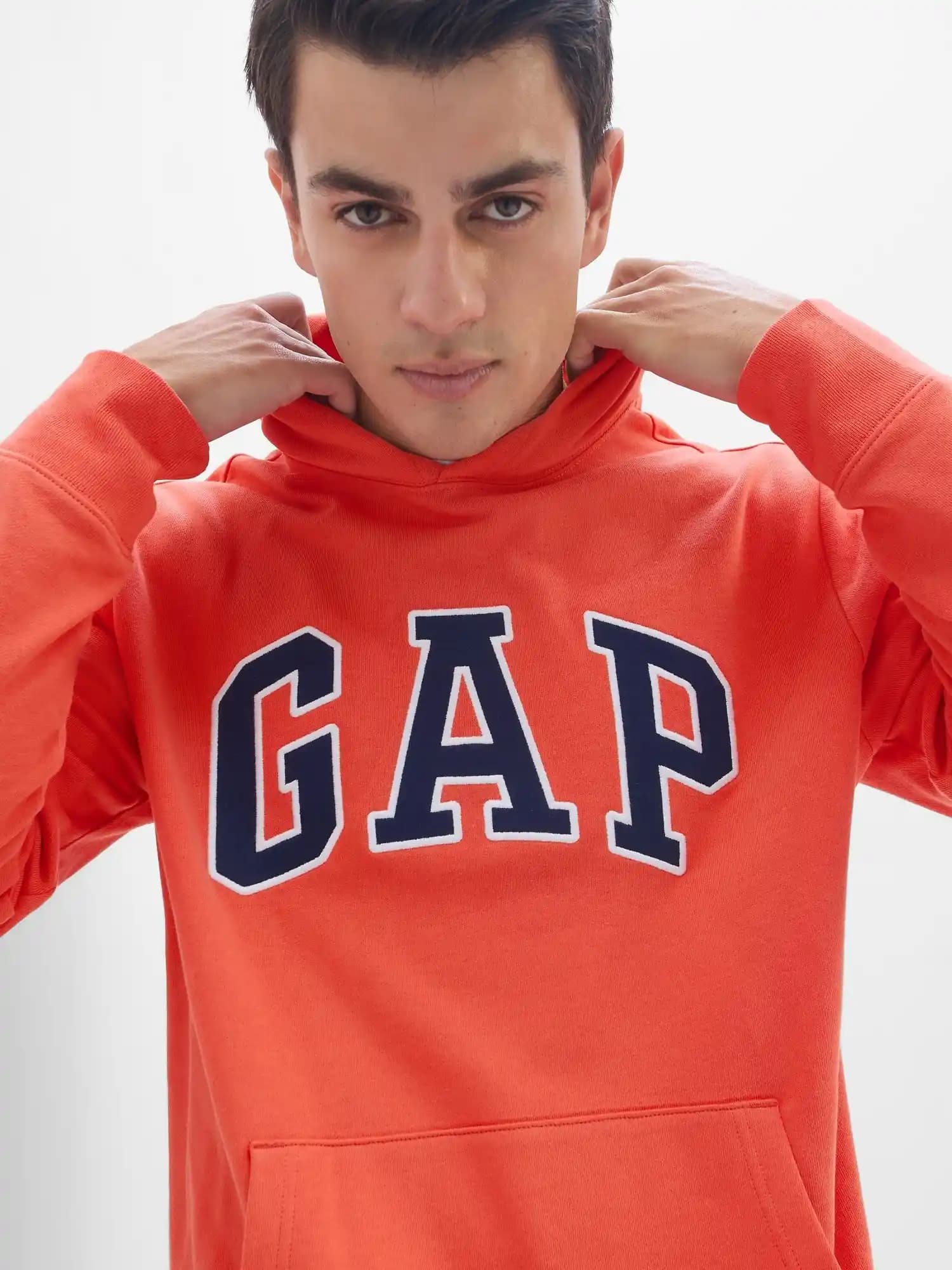 Gap Erkek Sweatshirtleri: Modern ve Rahat Tasarımlarla Şıklık ve Konforun Buluşması