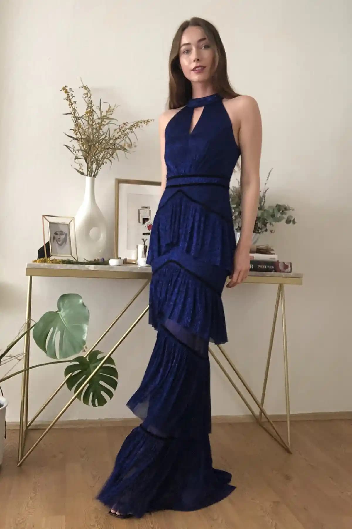 Gece Mavisi Elbise ve Mezuniyet Kıyafetleri: Şıklık ve Tarzın En Güzel Buluşması