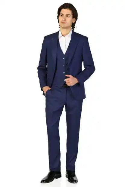 Gece Mavisi Takım Elbise: Moda Dünyasında Zarafetin ve Şıklığın Temsilcisi