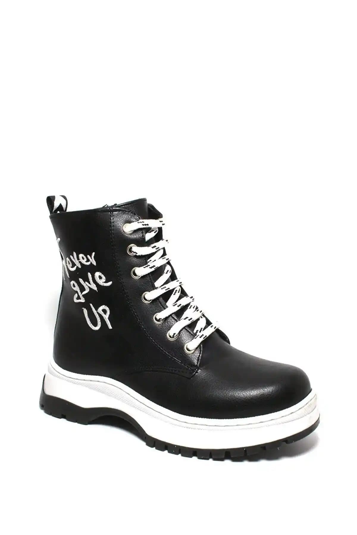 Gençler İçin En İyi Bot Modelleri ve Moda Trendleri 2023