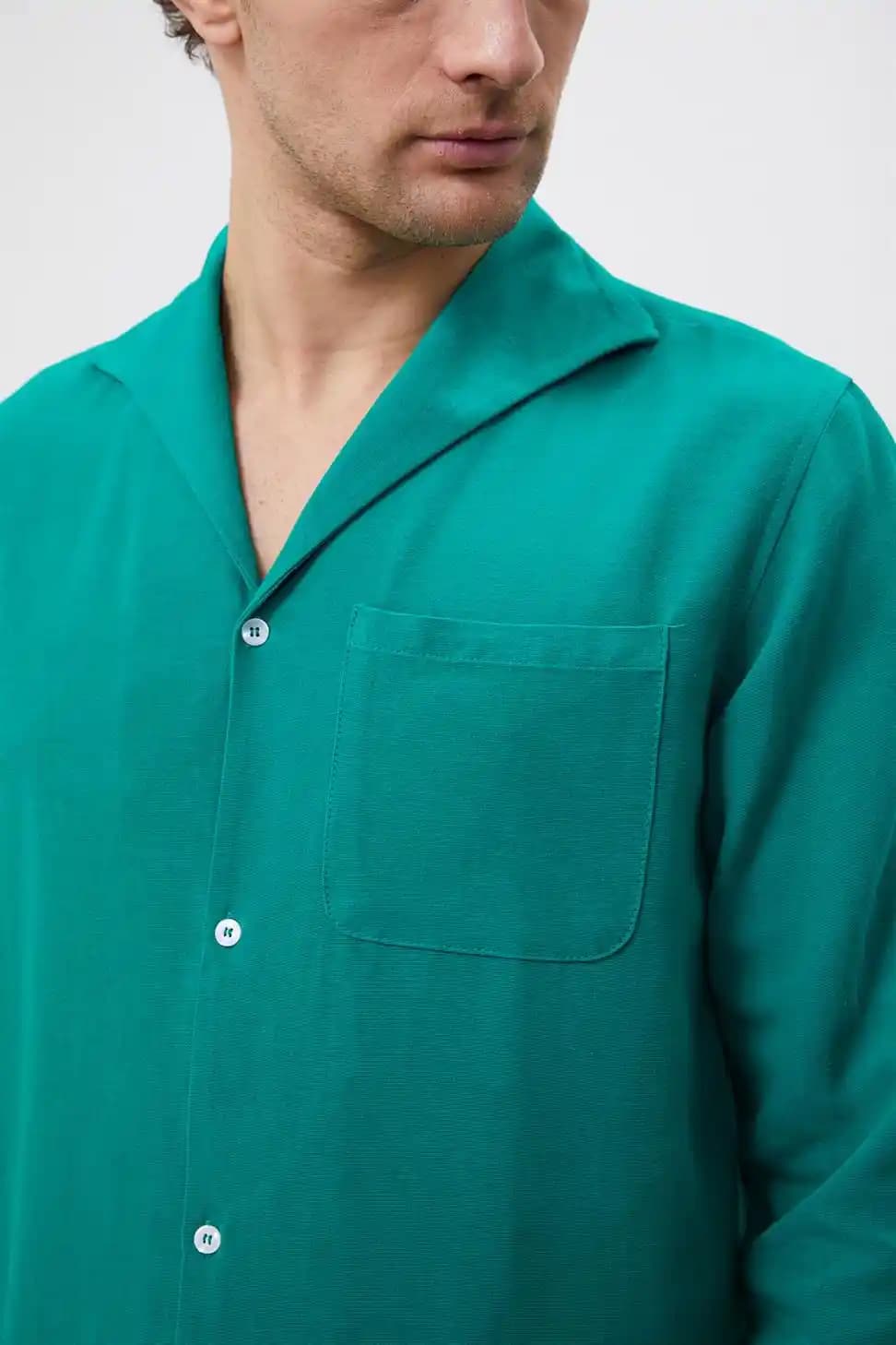 Geniş Yaka Erkek Gömlekleri: Moda Dünyasında Cesur ve Şık Bir Tarz İfadesi