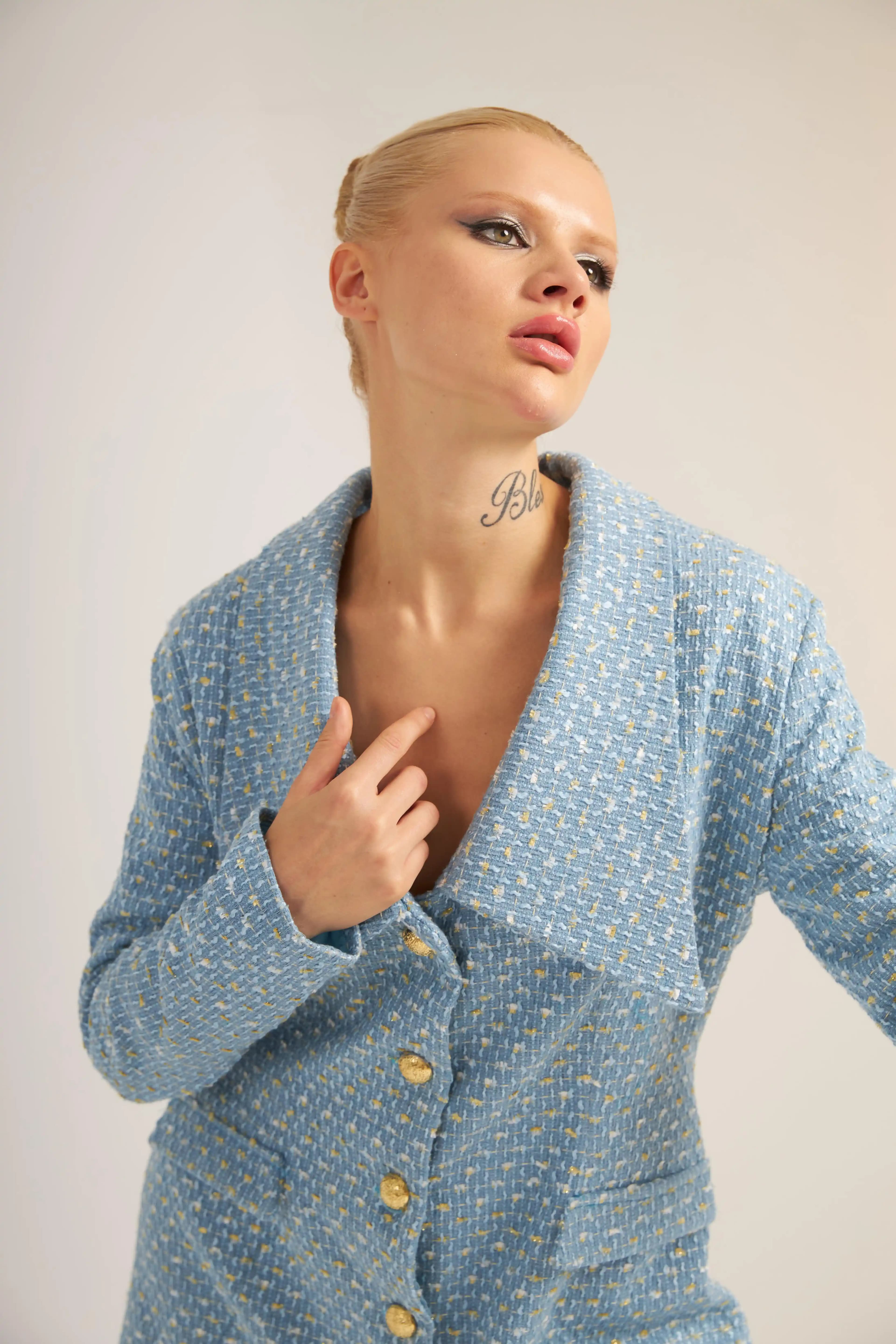 Geniş Yaka Tasarımı ve Moda Trendleri: Şıklık ve Konforun Buluştuğu Detaylar