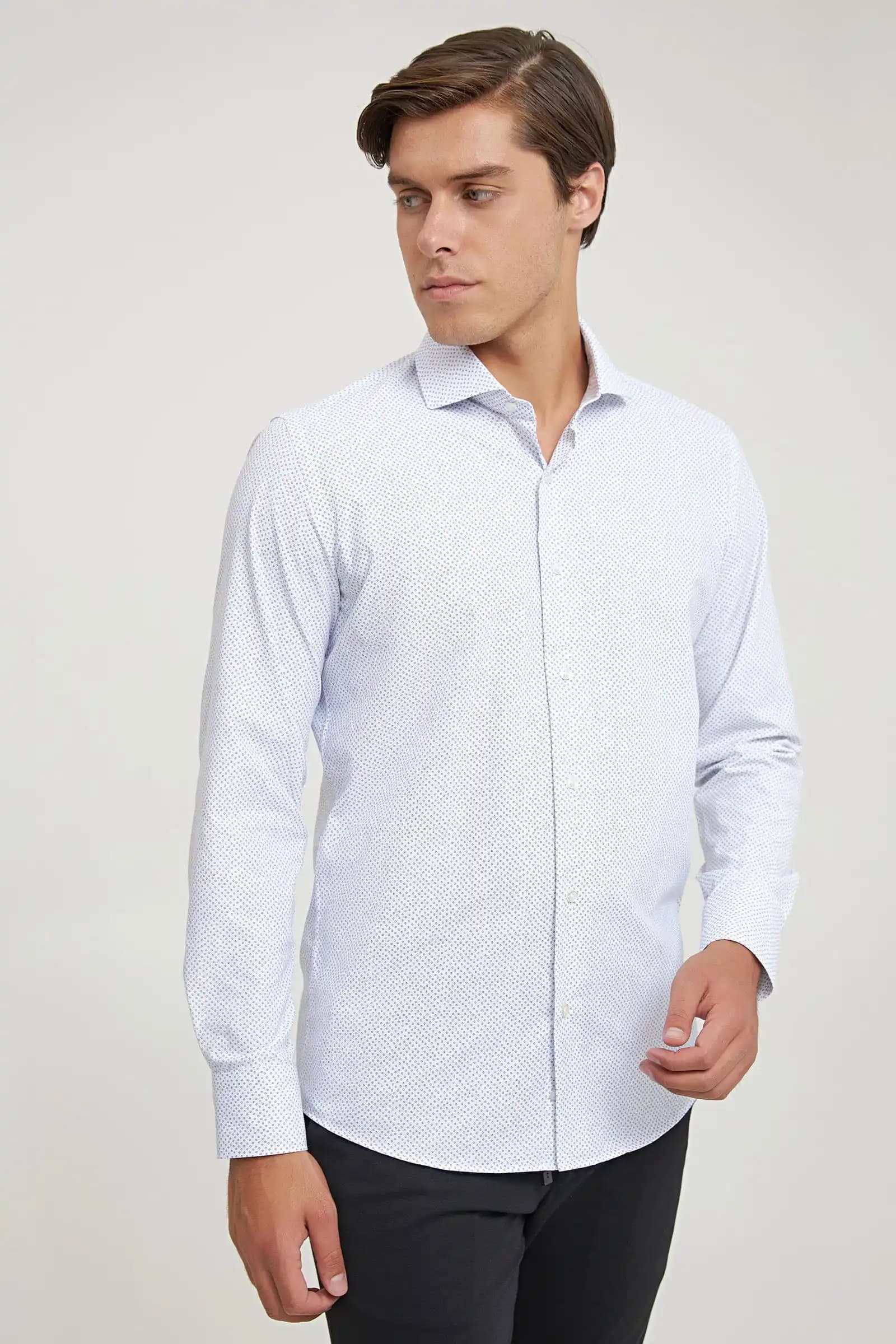 Gömlek Ütüleme Yöntemleri ve Bakım İpuçları ile Şıklığınızı Koruyun