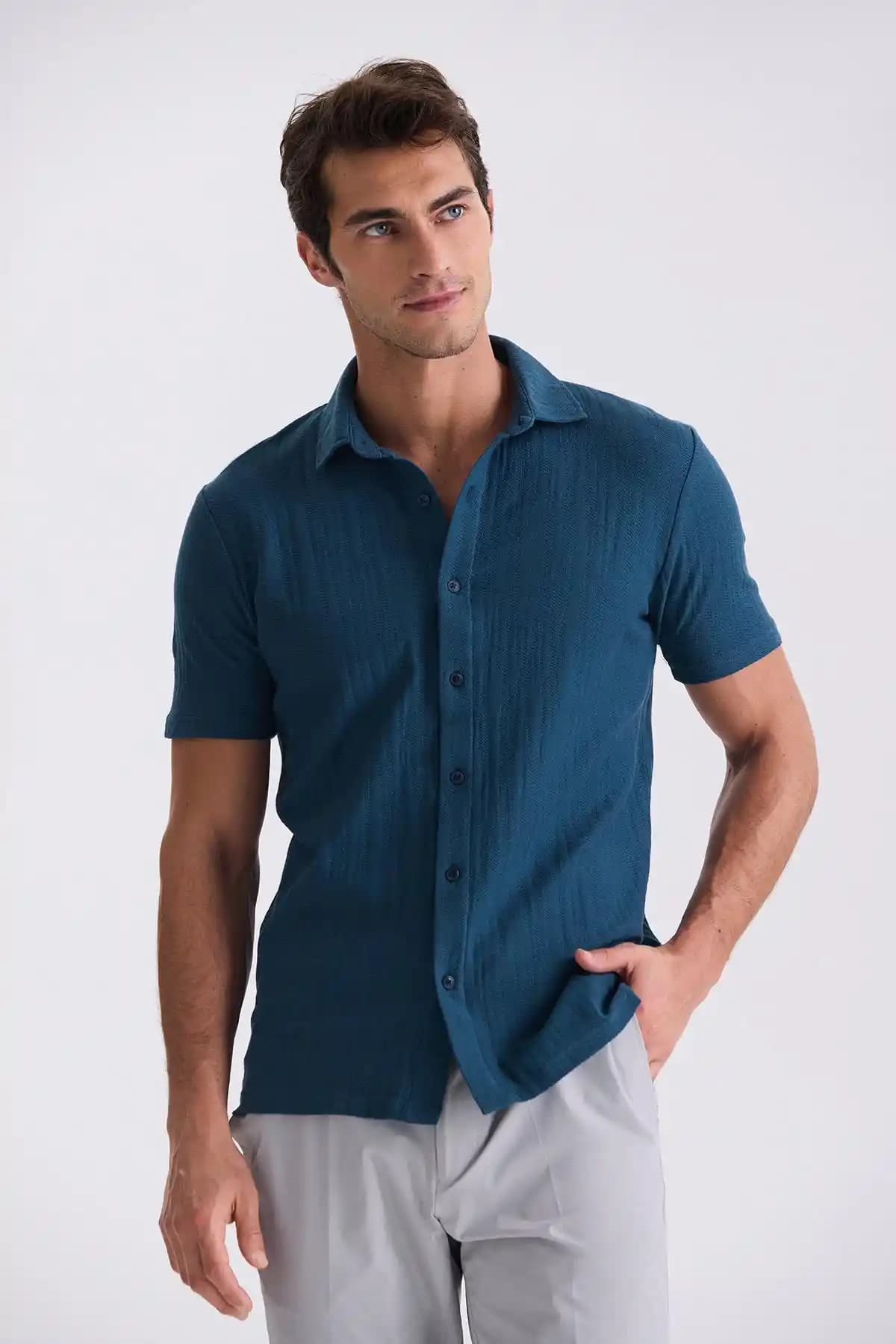 Gömlek Yaka T-shirt: Rahatlık ve Şıklığın Modern Moda Parçası