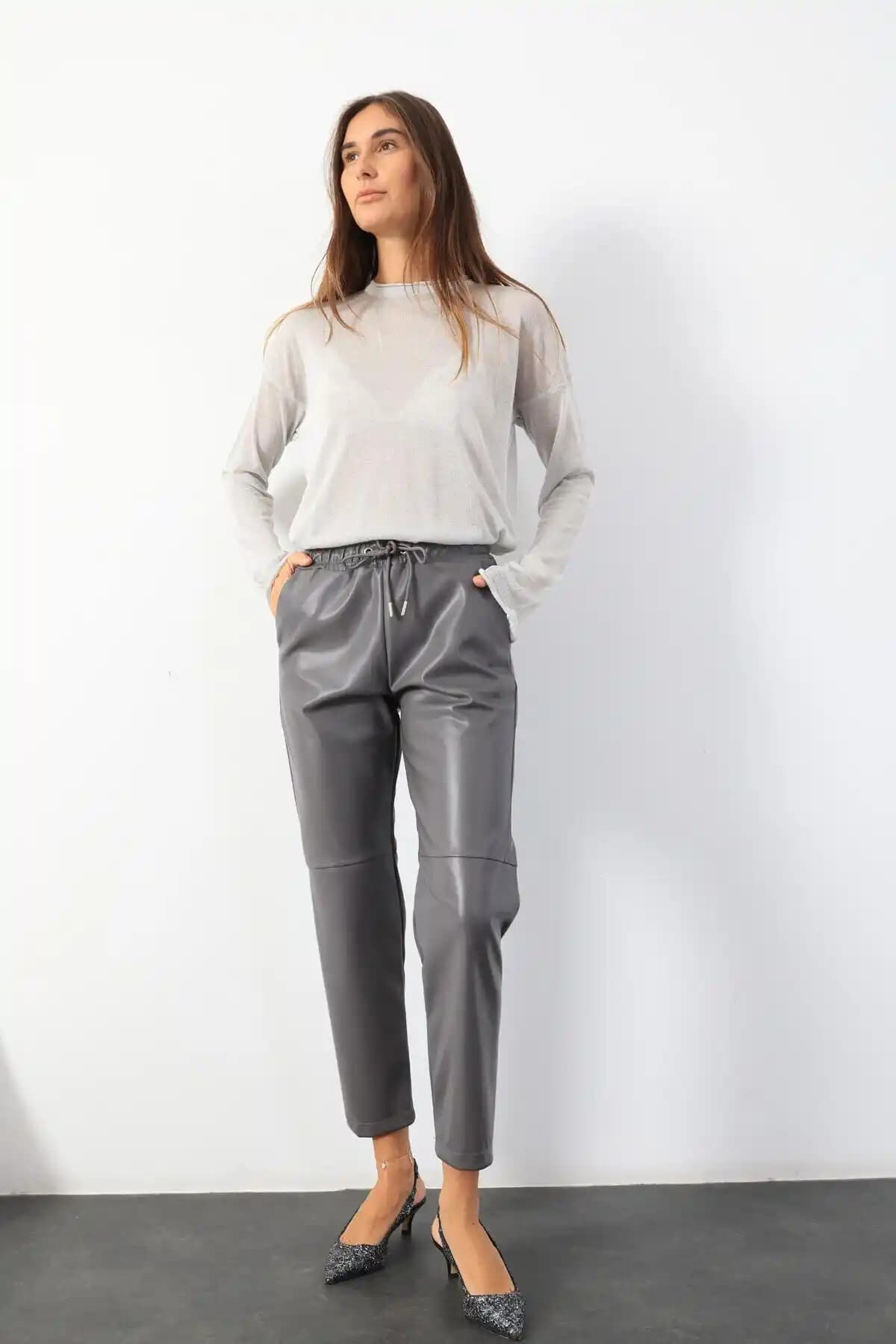 Gri Beli Lastikli Pantolon: Konfor ve Şıklığın Modern Kombinasyonları
